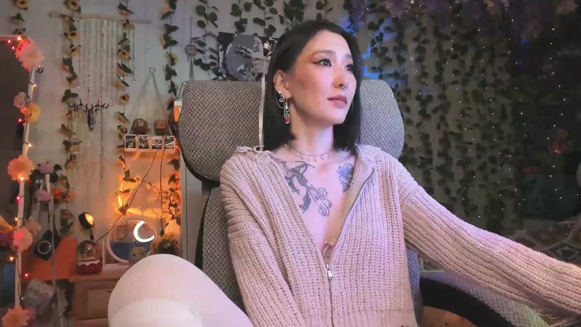 Gallery image thumbnail from KellyAsian's myfreecams stream on, 01/05/2024, 13:32 image 10 of 20