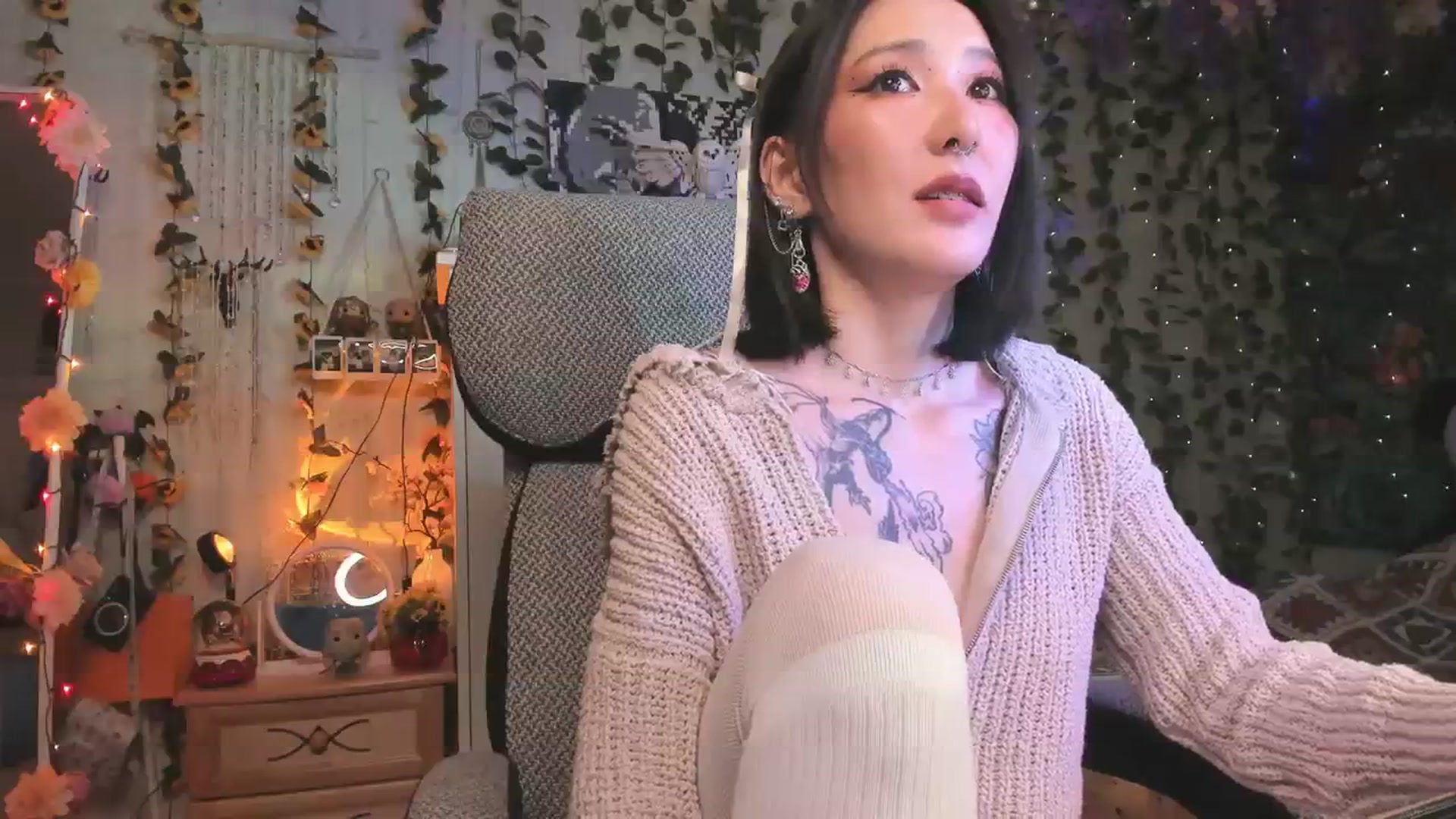 Gallery image thumbnail from KellyAsian's myfreecams stream on, 01/05/2024, 13:32 image 18 of 20