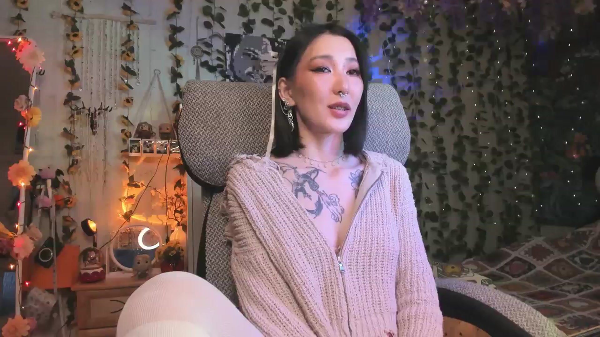 Gallery image thumbnail from KellyAsian's myfreecams stream on, 01/05/2024, 13:32 image 3 of 20