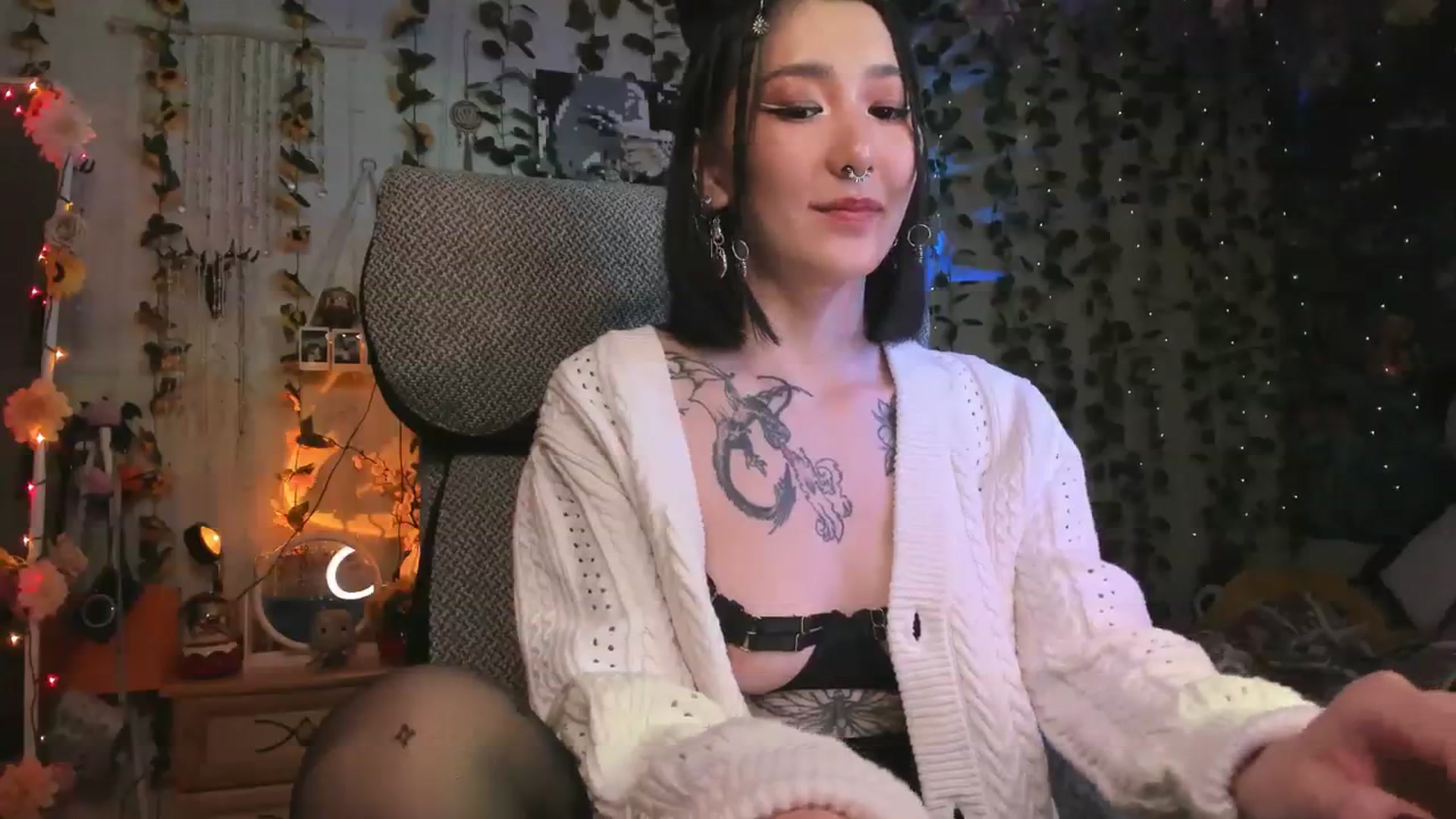 Gallery image thumbnail from KellyAsian's myfreecams stream on, 01/06/2024, 16:20 image 16 of 20