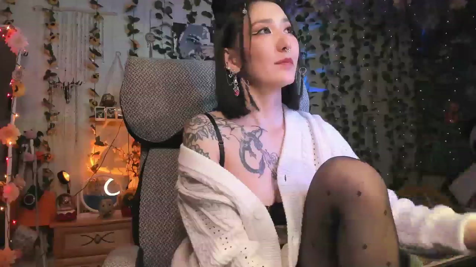 Gallery image thumbnail from KellyAsian's myfreecams stream on, 01/06/2024, 16:45 image 17 of 20