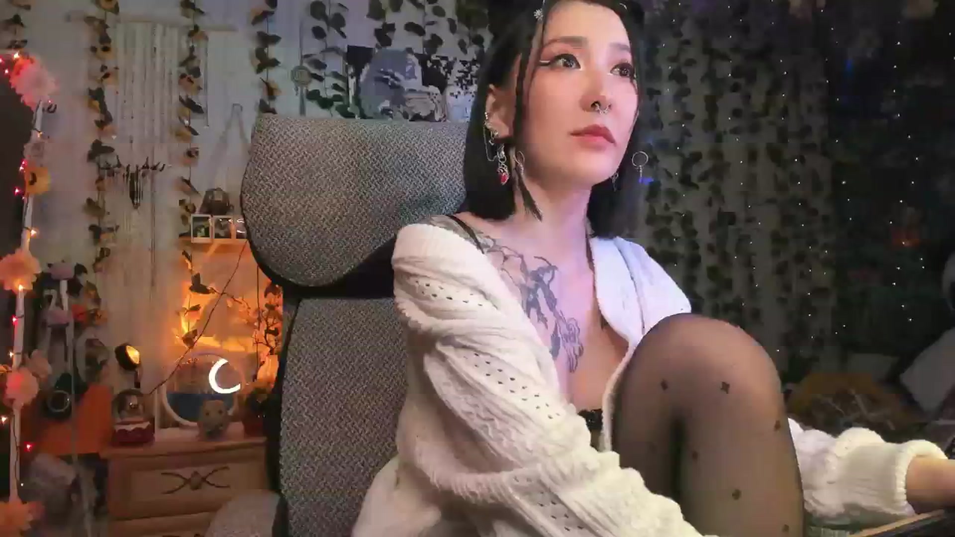 Gallery image thumbnail from KellyAsian's myfreecams stream on, 01/06/2024, 16:45 image 14 of 20