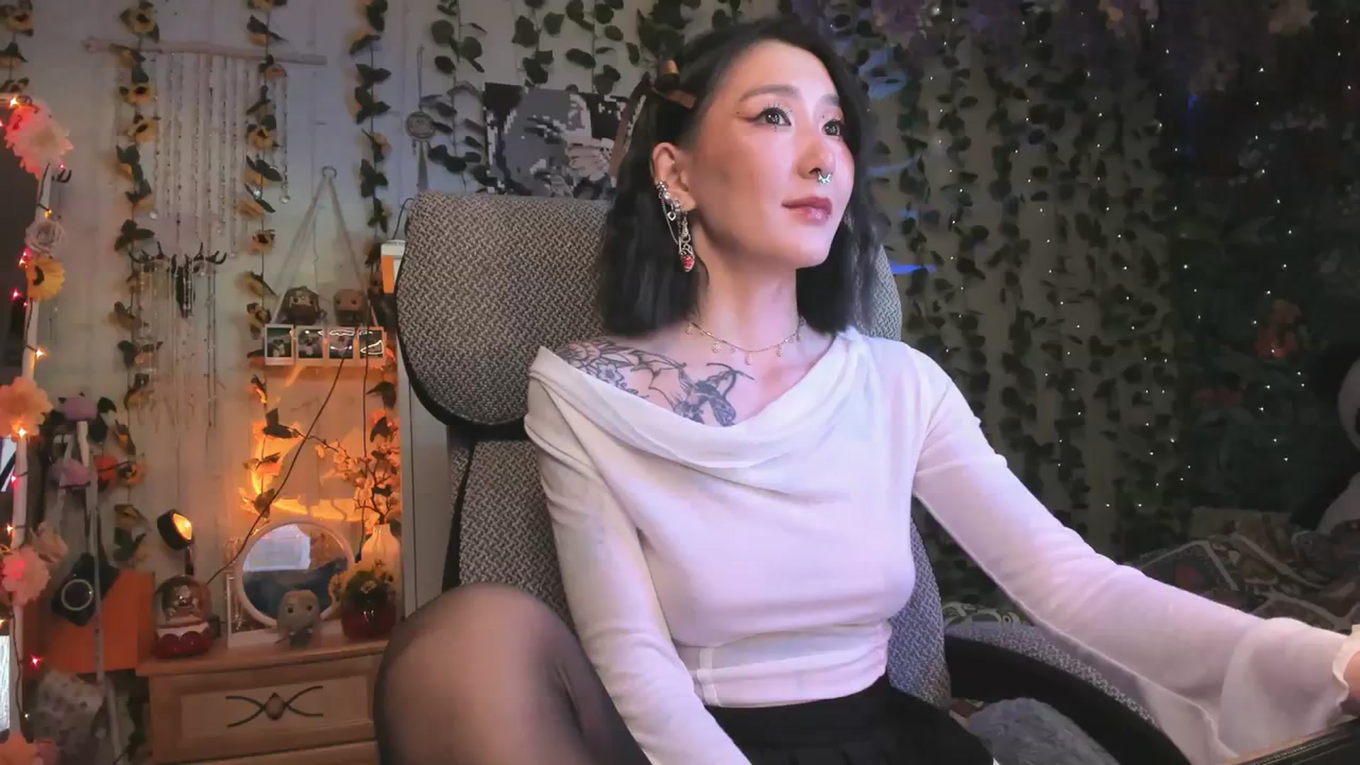 Gallery image thumbnail from KellyAsian's myfreecams stream on, 01/07/2024, 09:58 image 1 of 20
