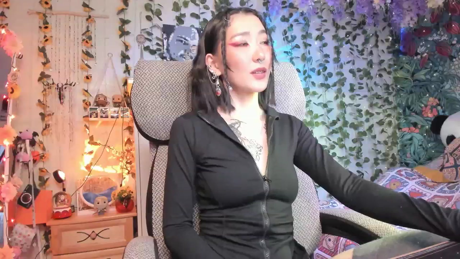 Gallery image thumbnail from KellyAsian's myfreecams stream on, 01/08/2024, 08:07 image 19 of 20
