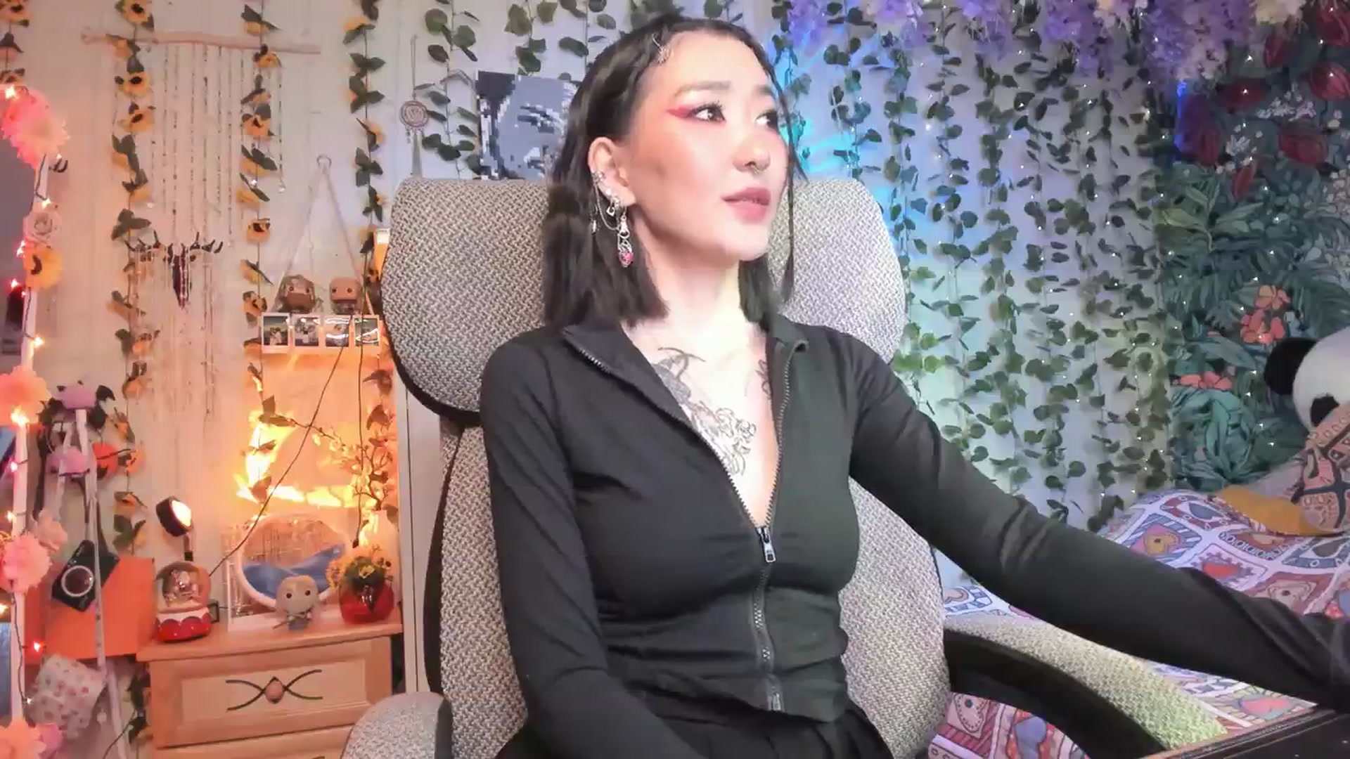 Gallery image thumbnail from KellyAsian's myfreecams stream on, 01/08/2024, 08:07 image 13 of 20
