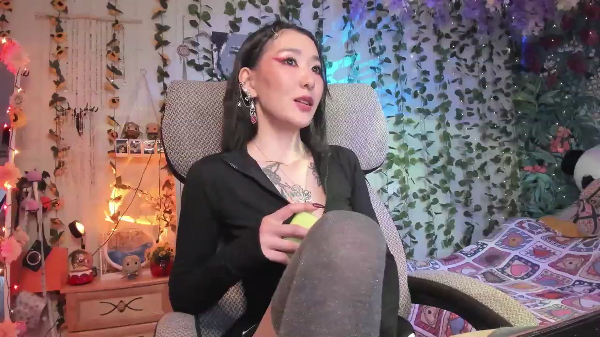 Gallery image thumbnail from KellyAsian's myfreecams stream on, 01/08/2024, 09:22 image 14 of 20