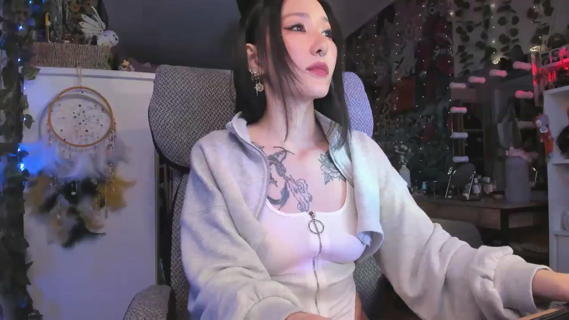 Gallery image thumbnail from KellyAsian's myfreecams stream on, 04/05/2024, 17:47 image 4 of 20