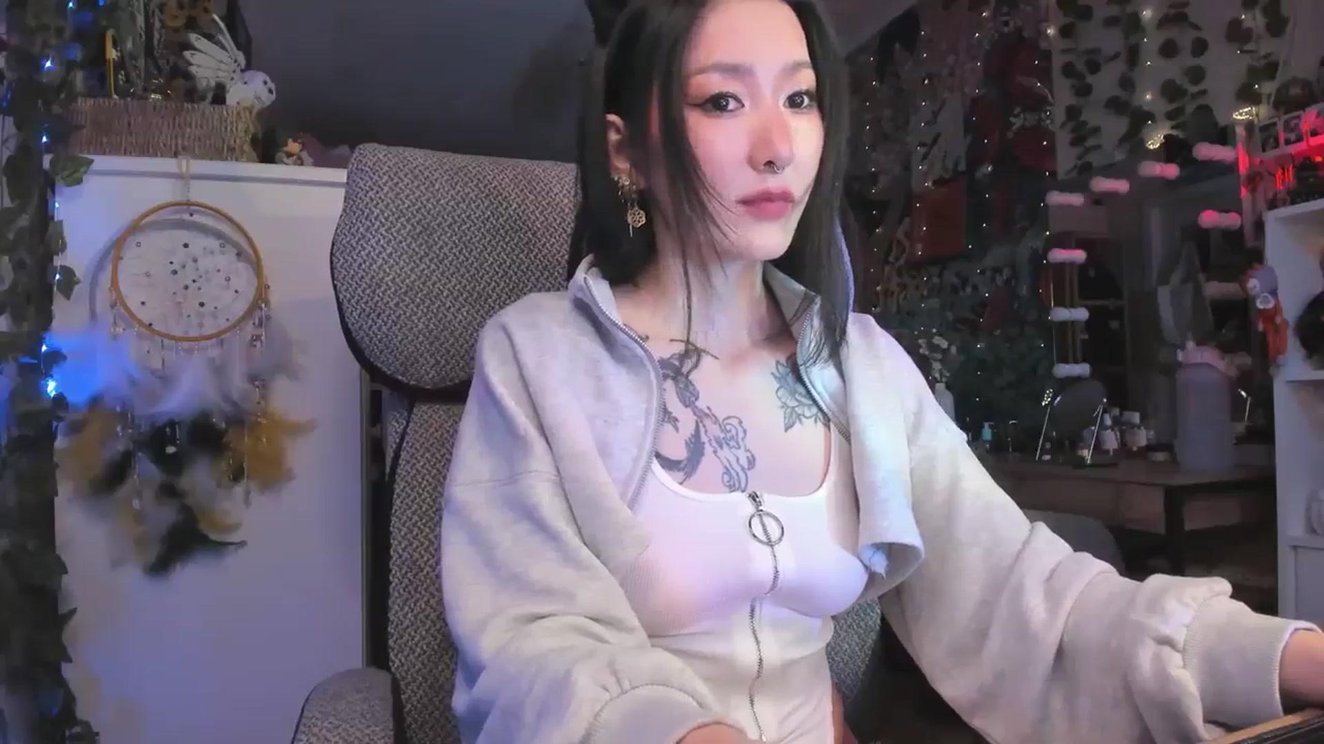 Gallery image thumbnail from KellyAsian's myfreecams stream on, 04/05/2024, 17:47 image 6 of 20