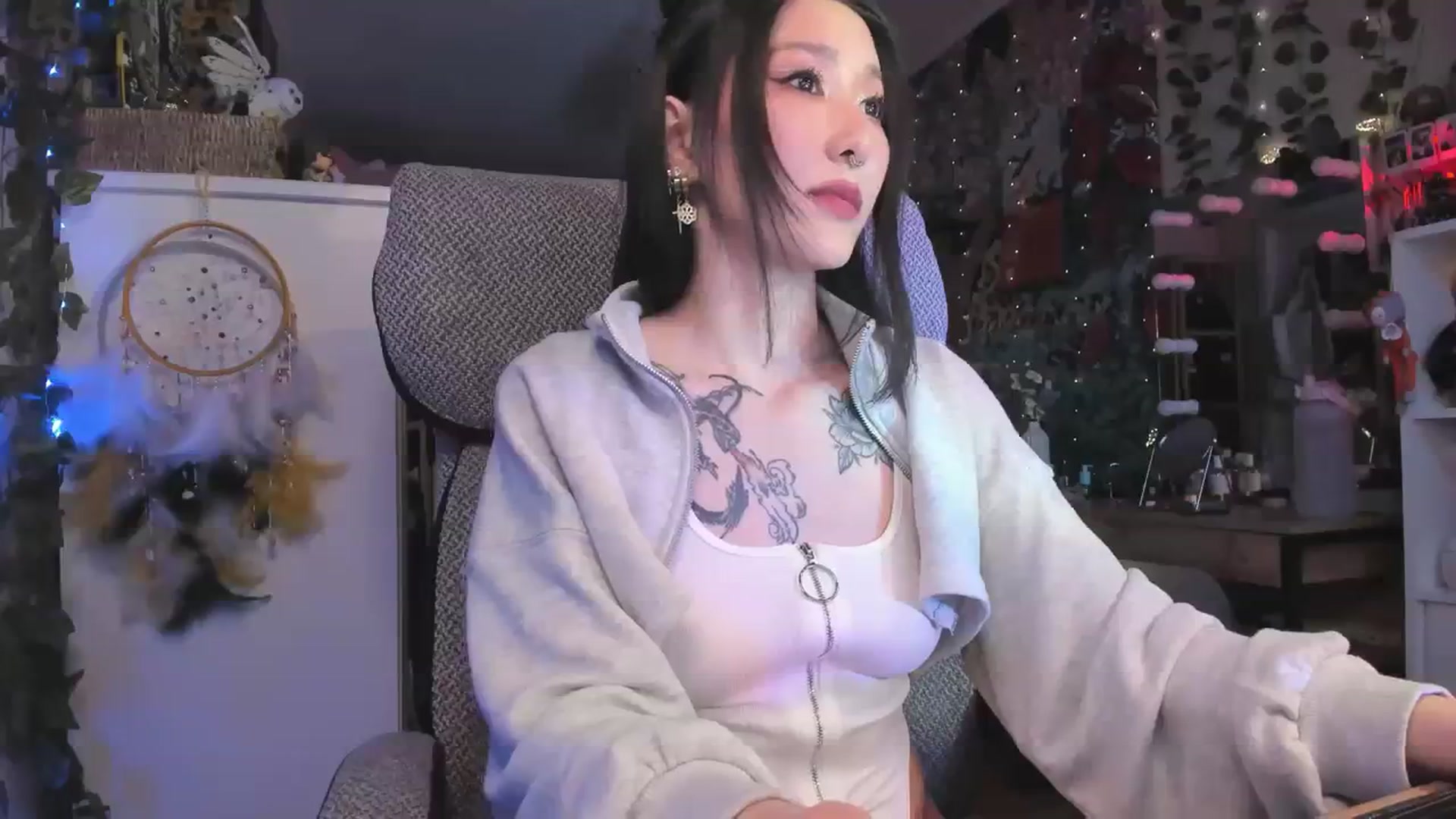 Gallery image thumbnail from KellyAsian's myfreecams stream on, 04/05/2024, 17:47 image 5 of 20