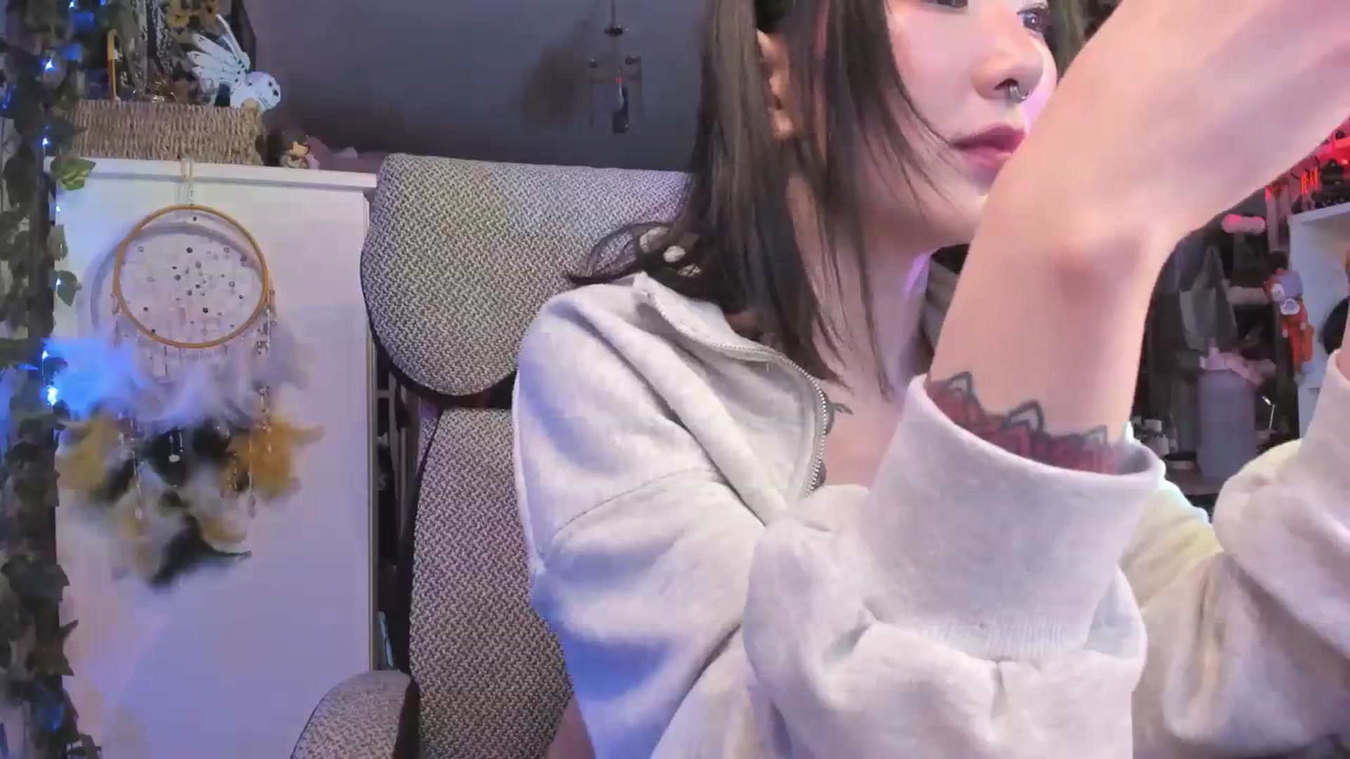Gallery image thumbnail from KellyAsian's myfreecams stream on, 04/05/2024, 17:47 image 17 of 20