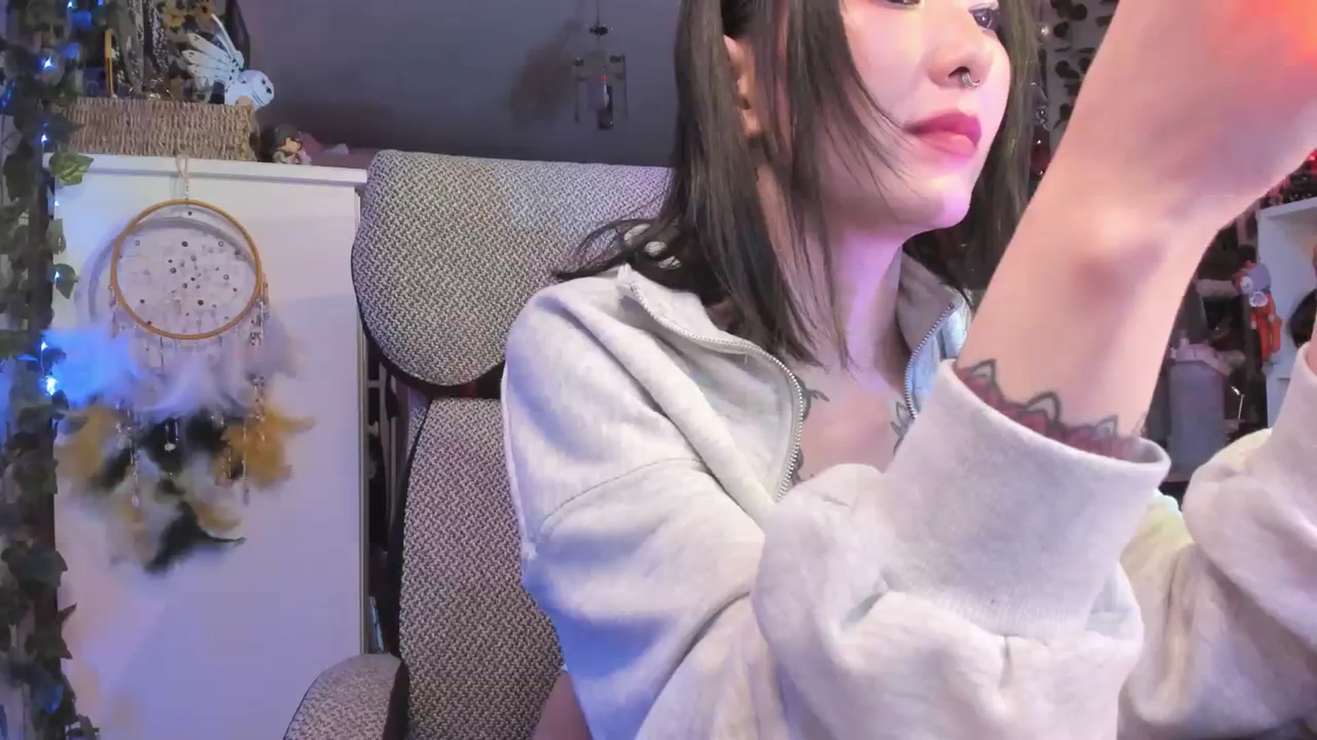 Gallery image thumbnail from KellyAsian's myfreecams stream on, 04/05/2024, 17:47 image 16 of 20