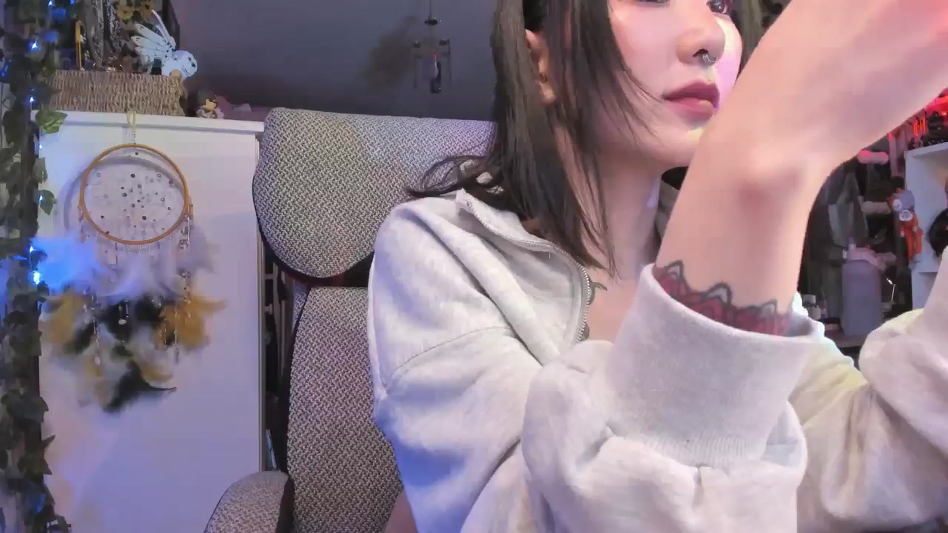 Gallery image thumbnail from KellyAsian's myfreecams stream on, 04/05/2024, 17:47 image 18 of 20