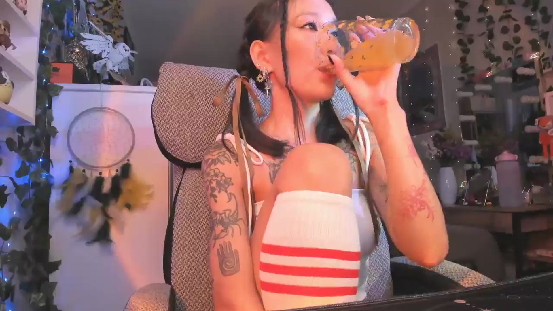 Gallery image thumbnail from KellyAsian's myfreecams stream on, 07/30/2024, 17:50 image 16 of 20