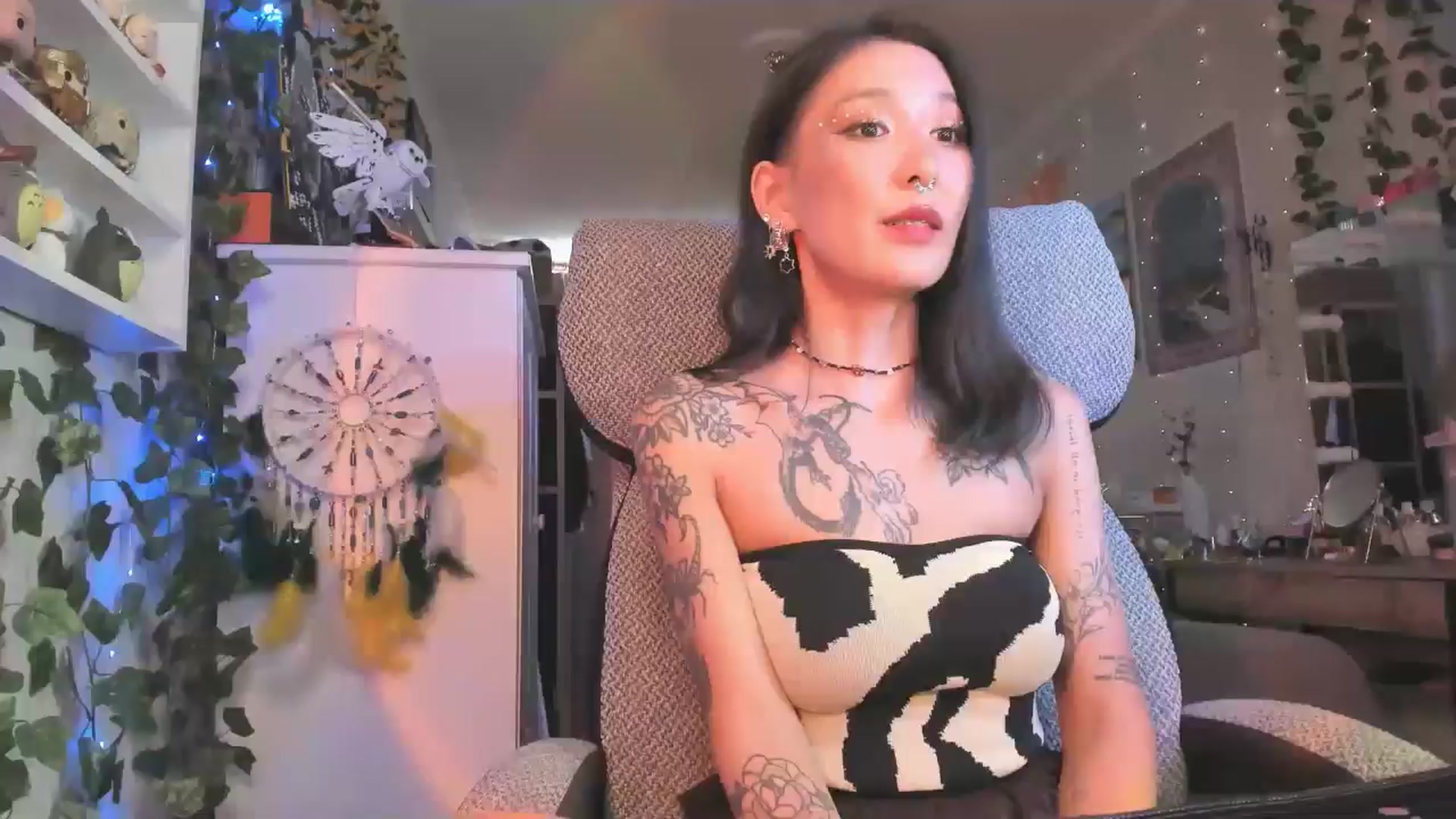 Gallery image thumbnail from KellyAsian's myfreecams stream on, 08/05/2024, 09:08 image 6 of 20