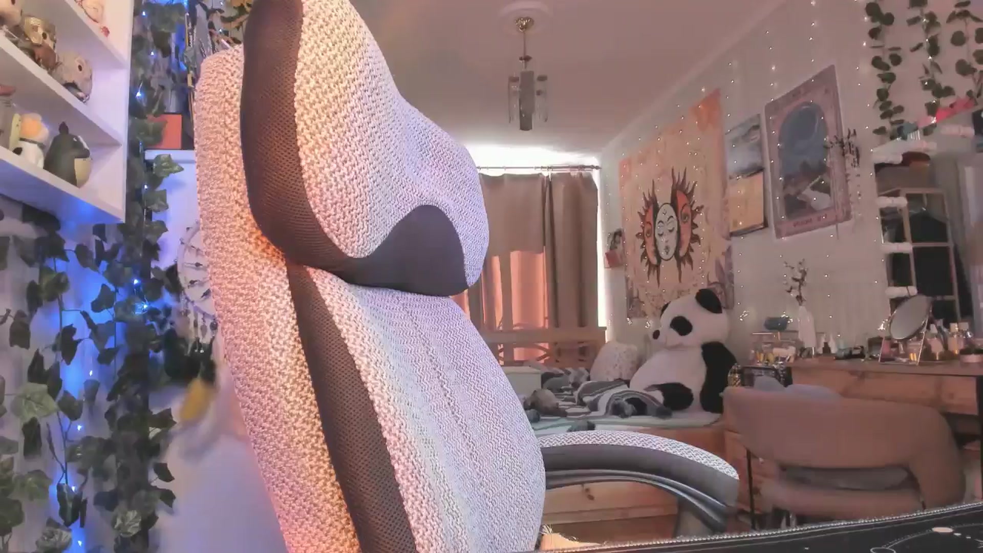 Gallery image thumbnail from KellyAsian's myfreecams stream on, 08/14/2024, 08:06 image 4 of 20