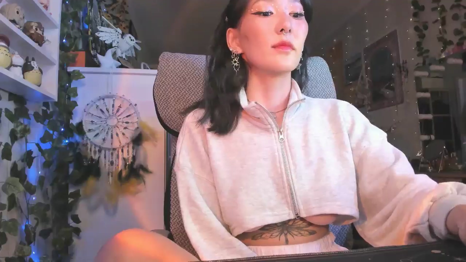Gallery image thumbnail from KellyAsian's myfreecams stream on, 08/22/2024, 09:13 image 10 of 20
