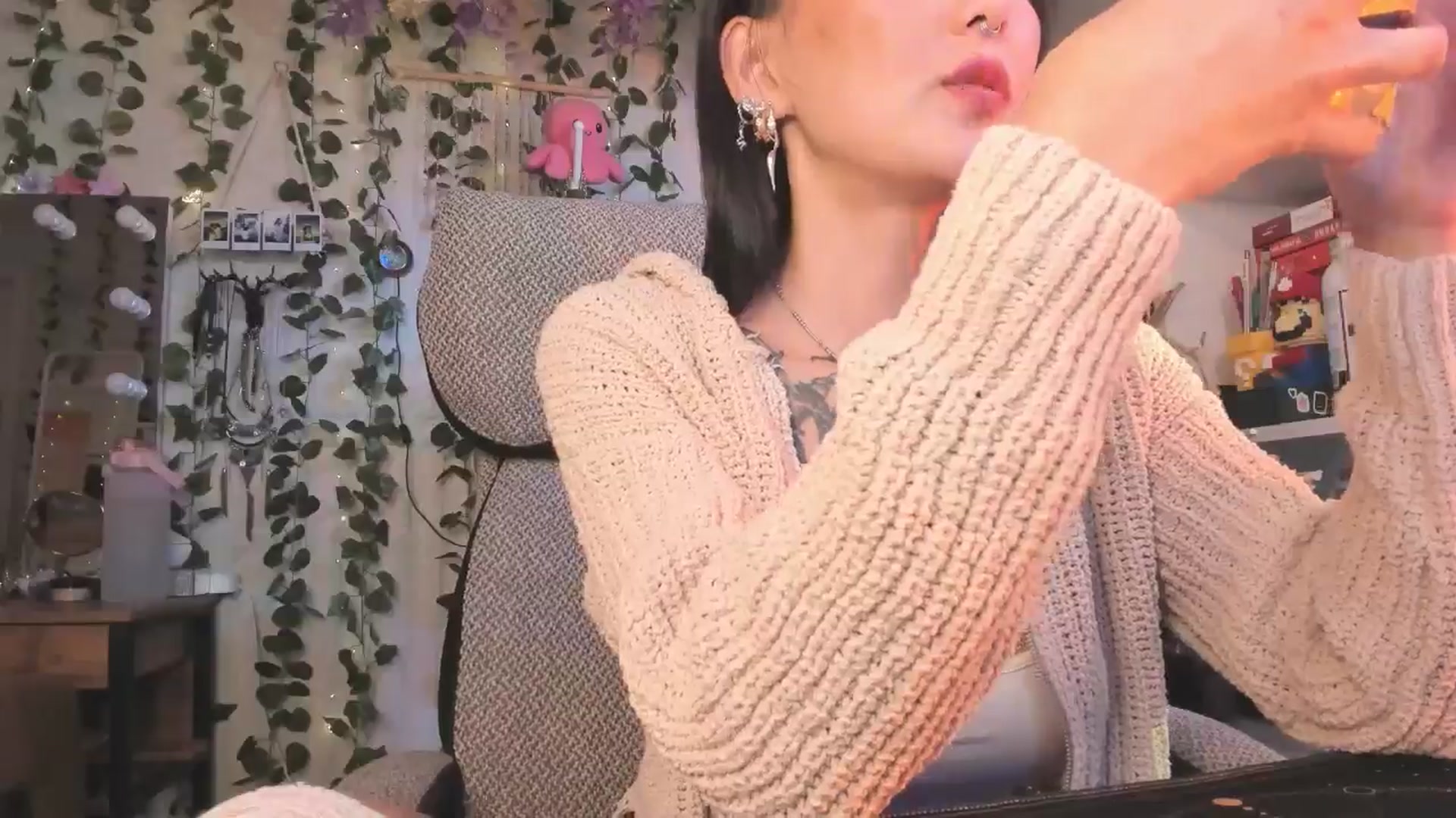 Gallery image thumbnail from KellyAsian's myfreecams stream on, 09/06/2024, 08:10 image 4 of 20