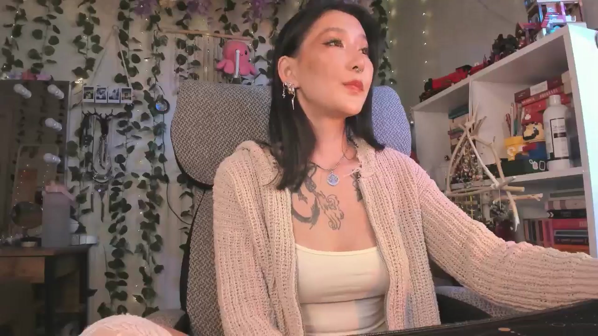 Gallery image thumbnail from KellyAsian's myfreecams stream on, 09/06/2024, 08:10 image 17 of 20