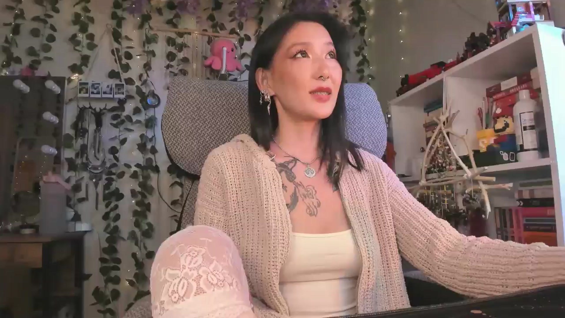 Gallery image thumbnail from KellyAsian's myfreecams stream on, 09/06/2024, 08:10 image 7 of 20