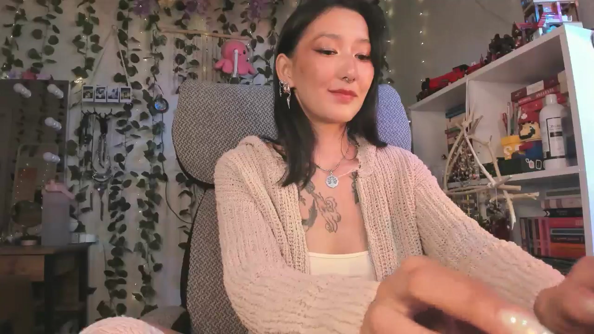 Gallery image thumbnail from KellyAsian's myfreecams stream on, 09/06/2024, 08:10 image 15 of 20