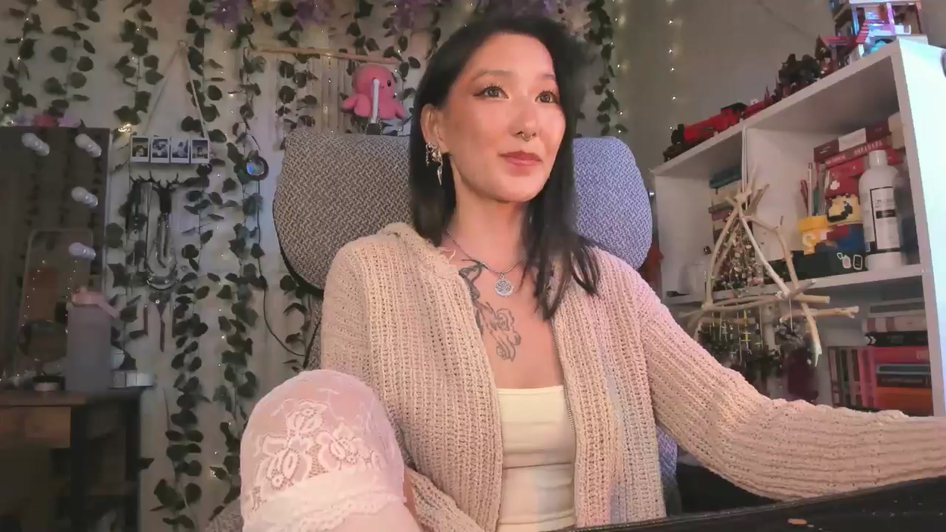 Gallery image thumbnail from KellyAsian's myfreecams stream on, 09/06/2024, 08:10 image 6 of 20