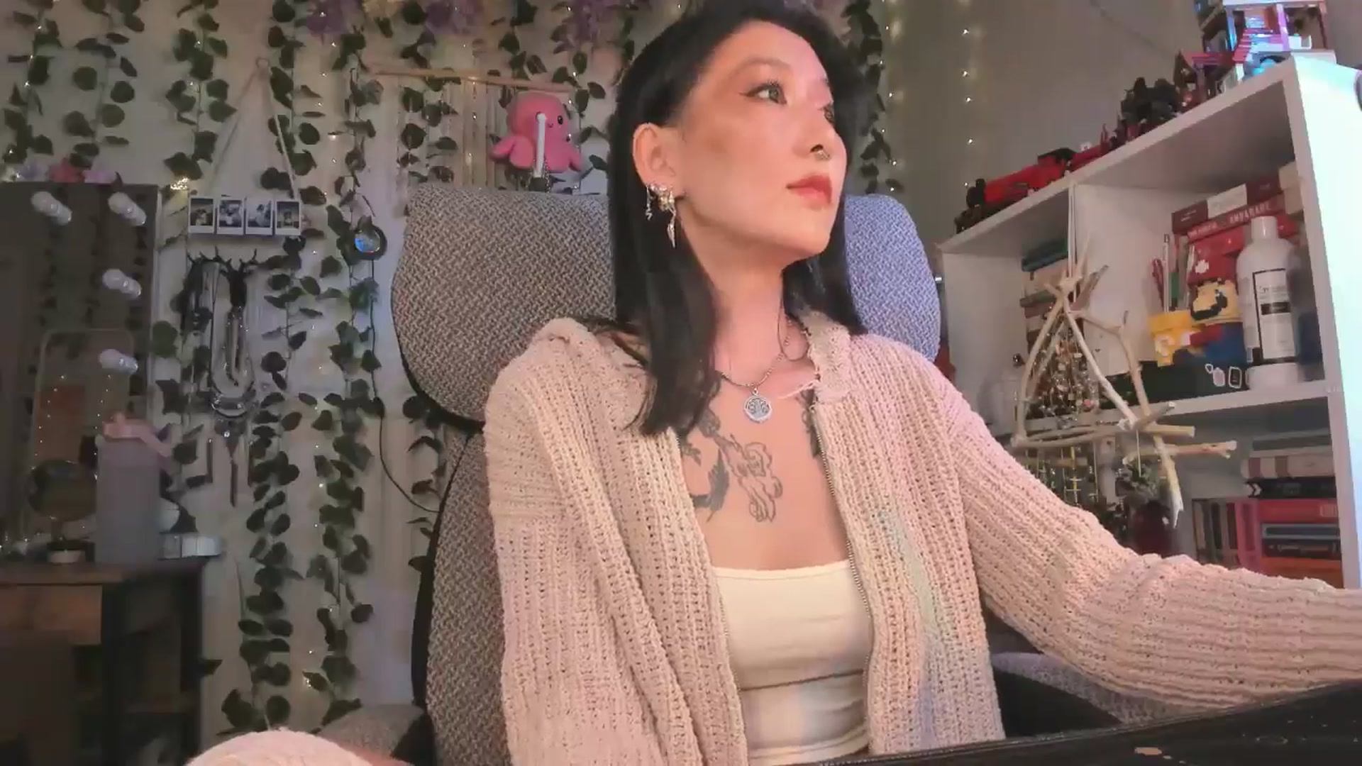 Gallery image thumbnail from KellyAsian's myfreecams stream on, 09/06/2024, 08:10 image 14 of 20