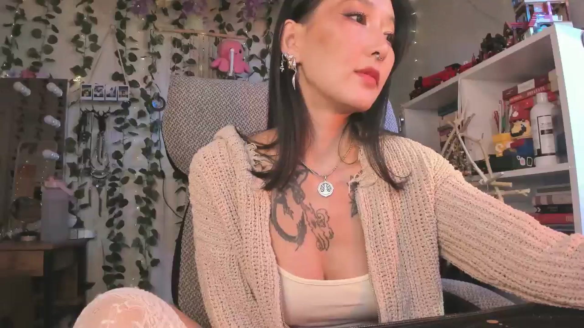 Gallery image thumbnail from KellyAsian's myfreecams stream on, 09/06/2024, 08:10 image 20 of 20