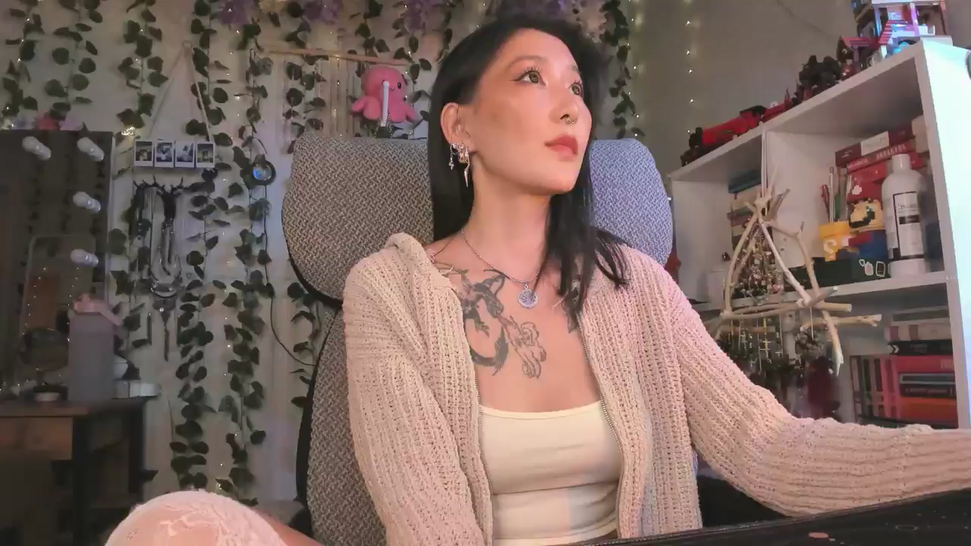 Gallery image thumbnail from KellyAsian's myfreecams stream on, 09/06/2024, 08:10 image 1 of 20