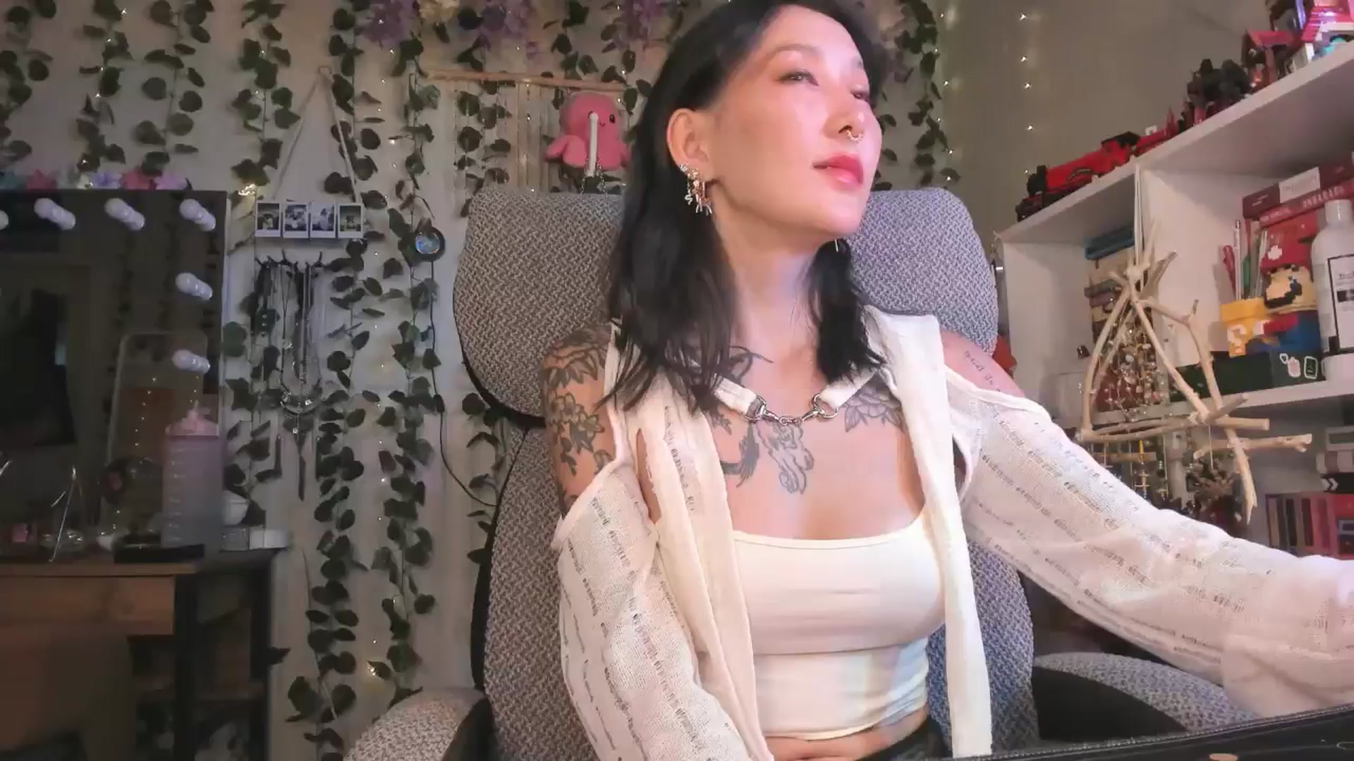 Gallery image thumbnail from KellyAsian's myfreecams stream on, 09/06/2024, 16:30 image 6 of 20