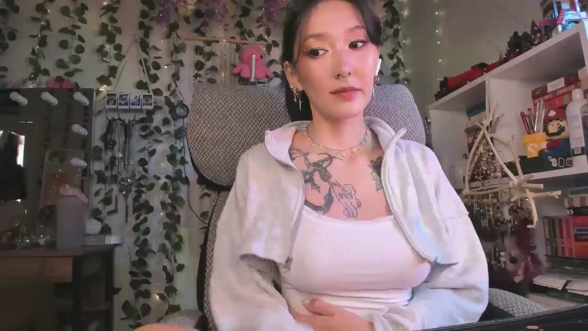 Gallery image thumbnail from KellyAsian's myfreecams stream on, 09/09/2024, 07:50 image 19 of 20