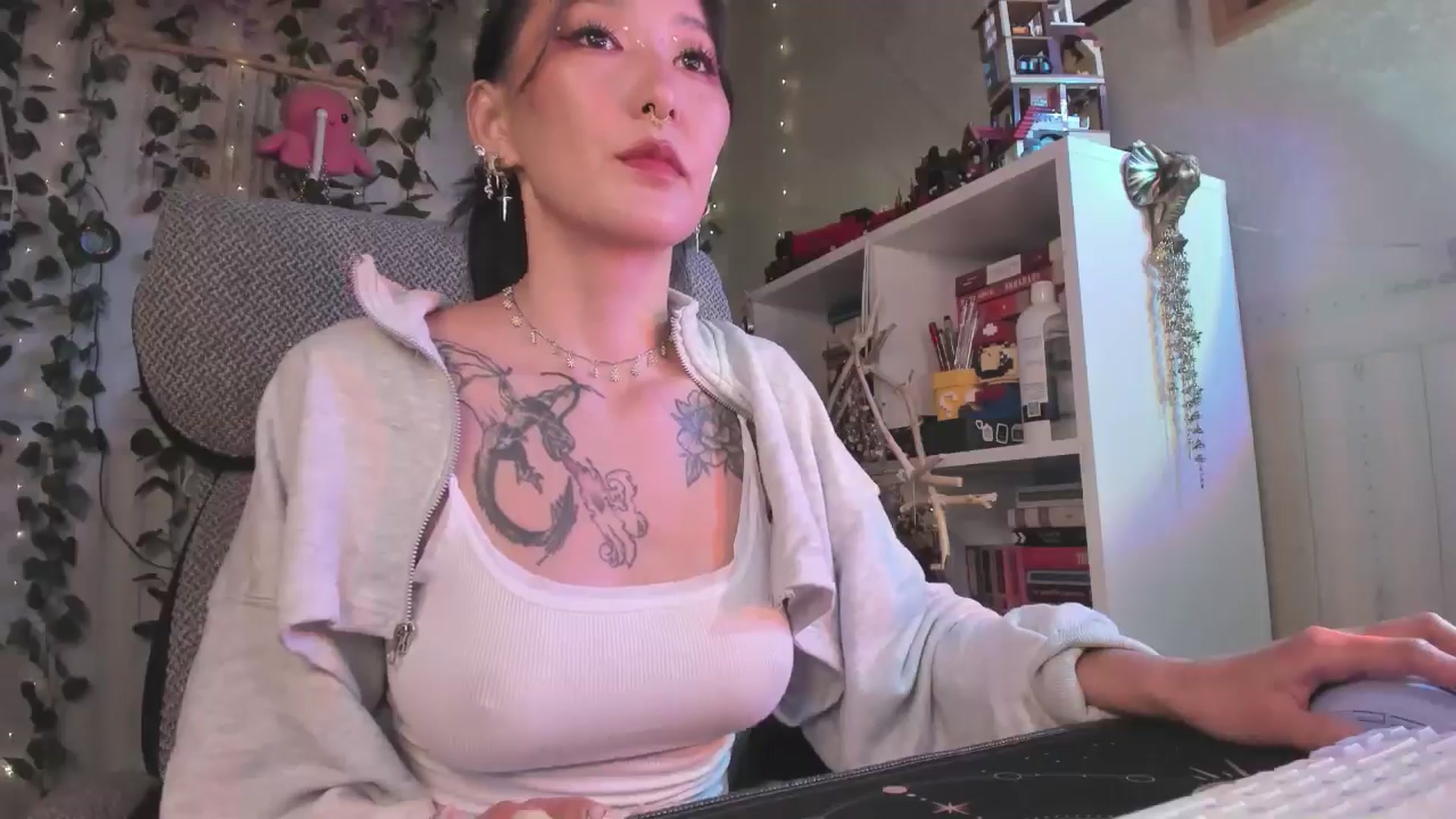 Gallery image thumbnail from KellyAsian's myfreecams stream on, 09/09/2024, 08:14 image 19 of 20