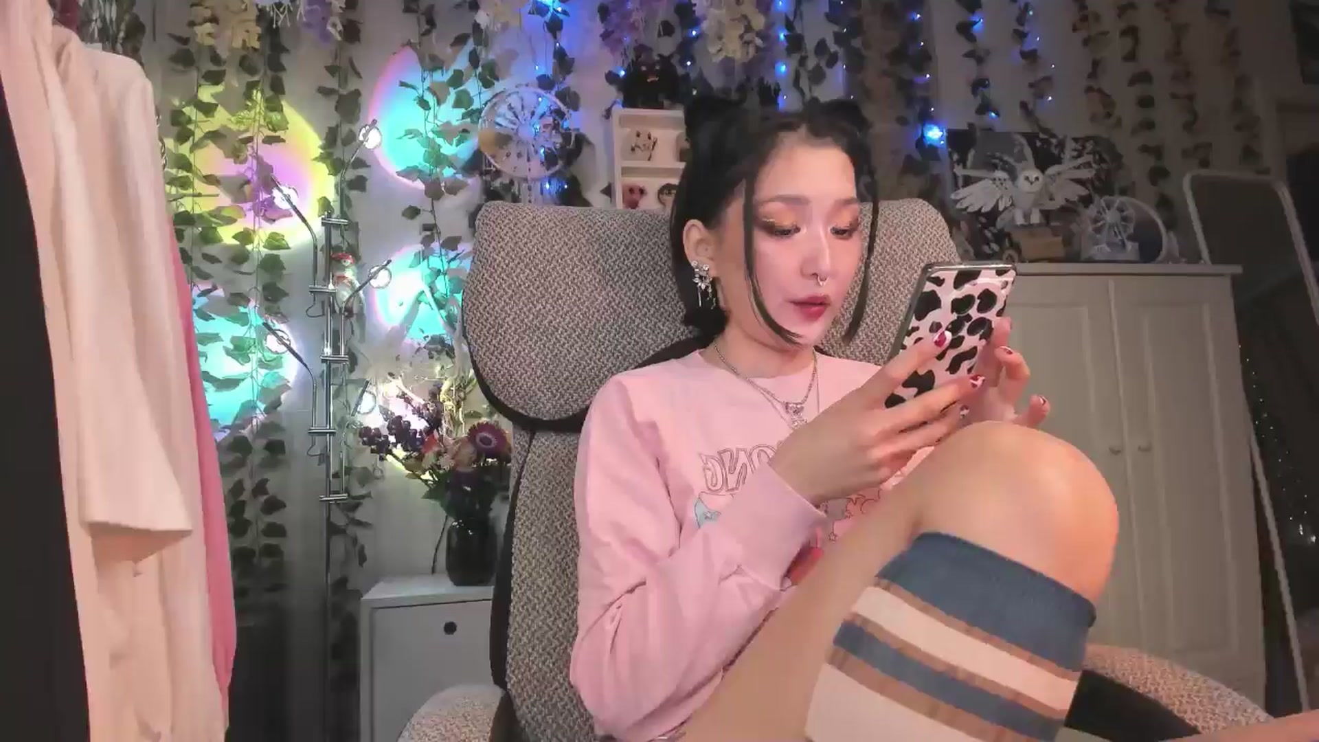 Gallery image thumbnail from KellyAsian's myfreecams stream on, 12/12/2024, 07:52 image 12 of 20