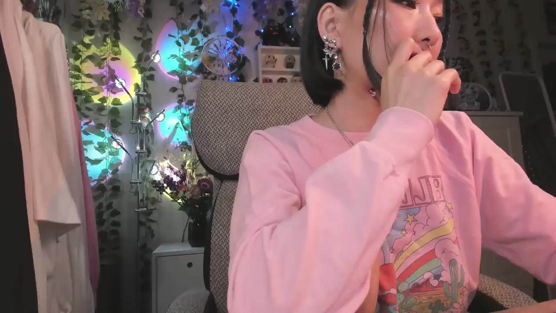 Gallery image thumbnail from KellyAsian's myfreecams stream on, 12/12/2024, 07:52 image 9 of 20