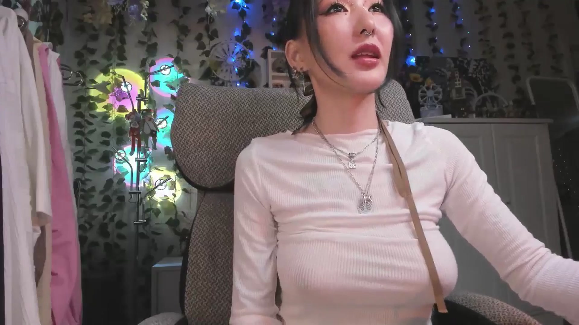 Gallery image thumbnail from KellyAsian's myfreecams stream on, 01/22/2025, 09:37 image 6 of 20