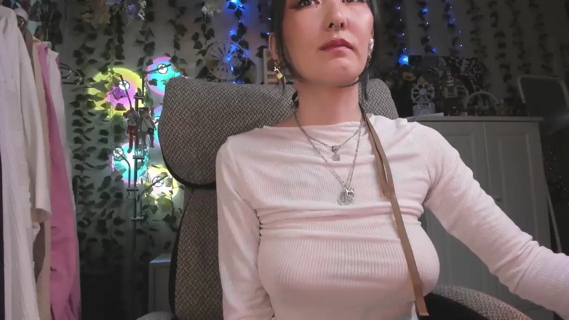 Gallery image thumbnail from KellyAsian's myfreecams stream on, 01/22/2025, 09:37 image 7 of 20