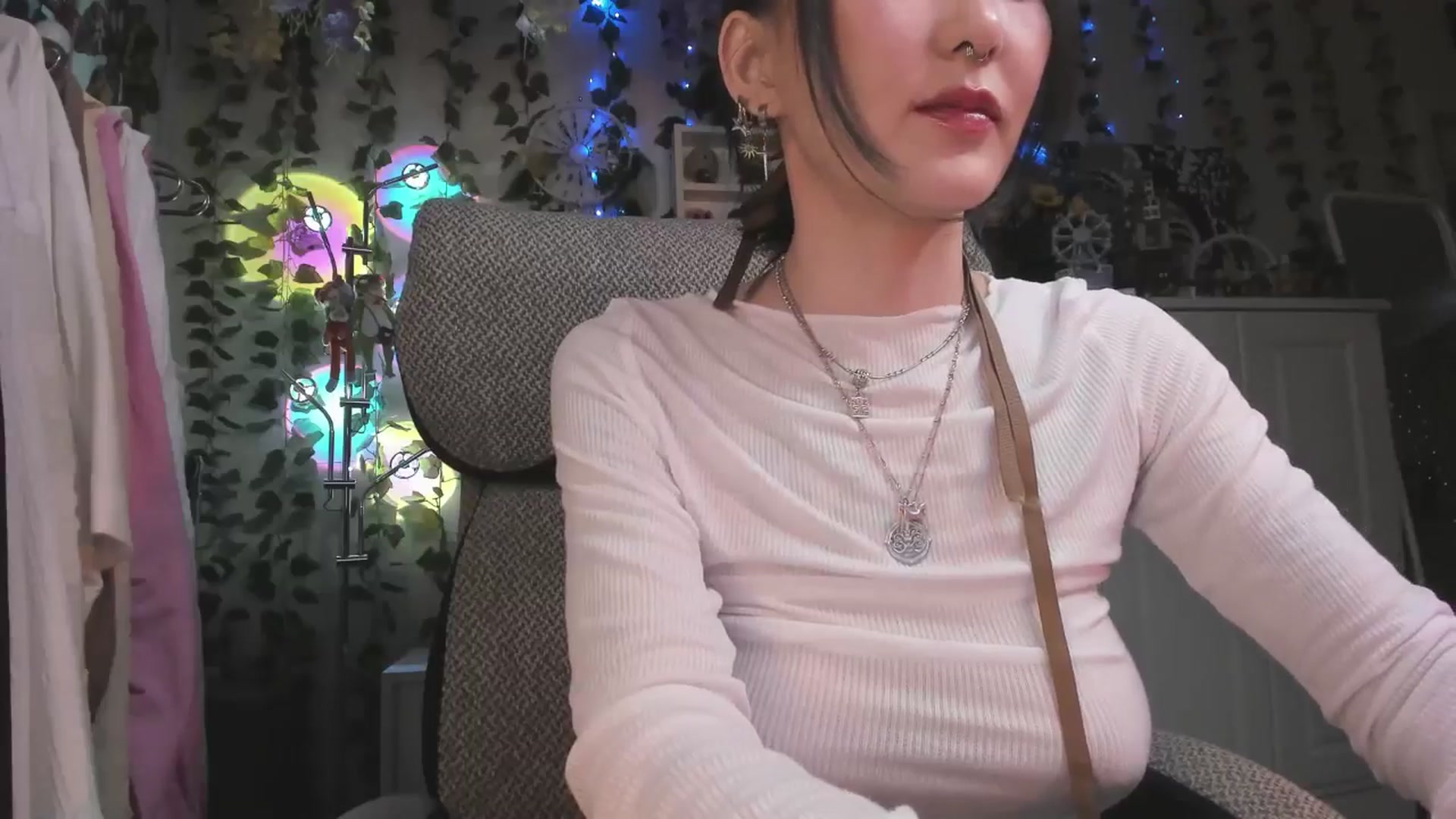 Gallery image thumbnail from KellyAsian's myfreecams stream on, 01/22/2025, 09:37 image 5 of 20
