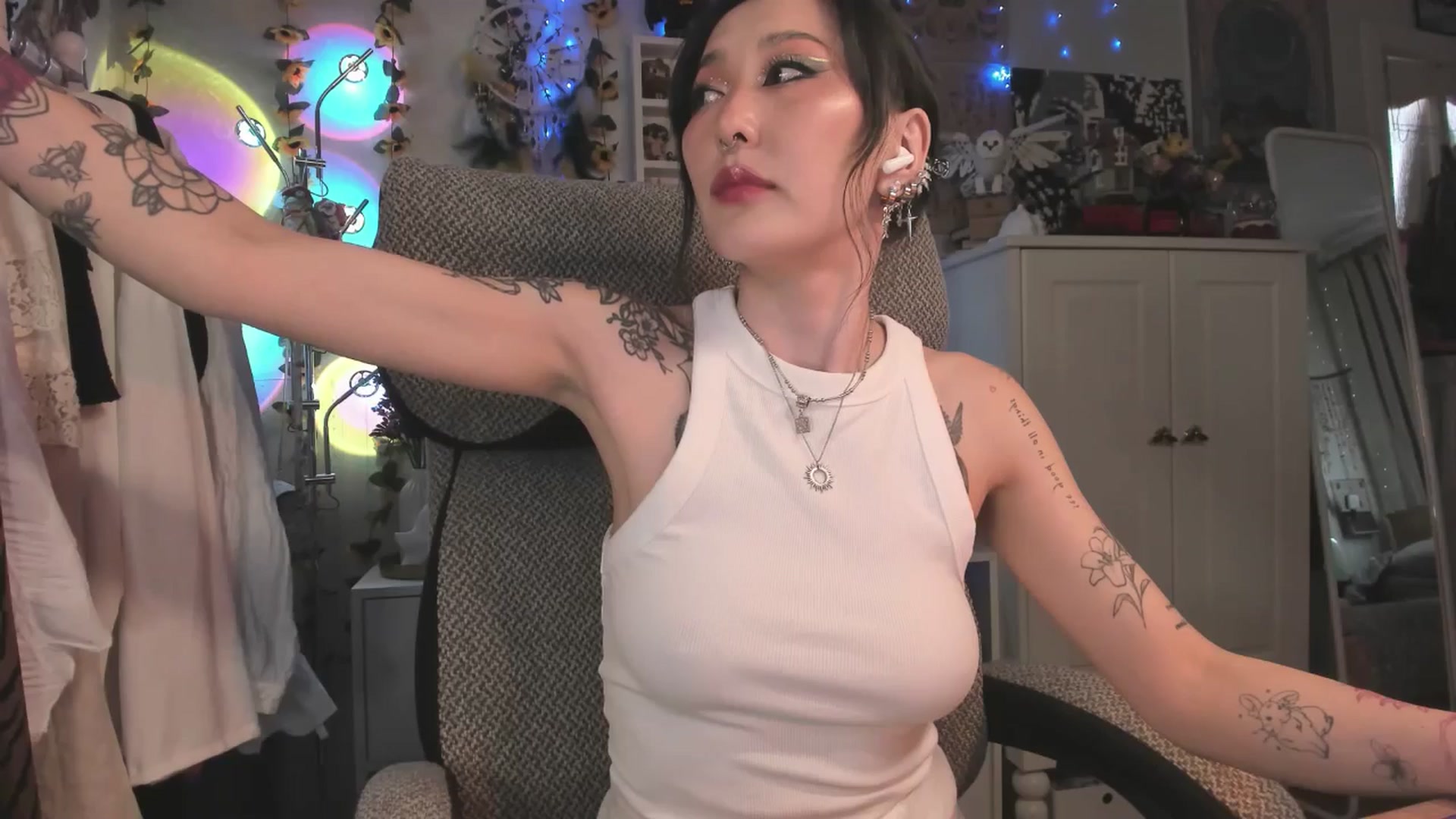 Gallery image thumbnail from KellyAsian's myfreecams stream on, 03/17/2025, 08:52 image 12 of 20
