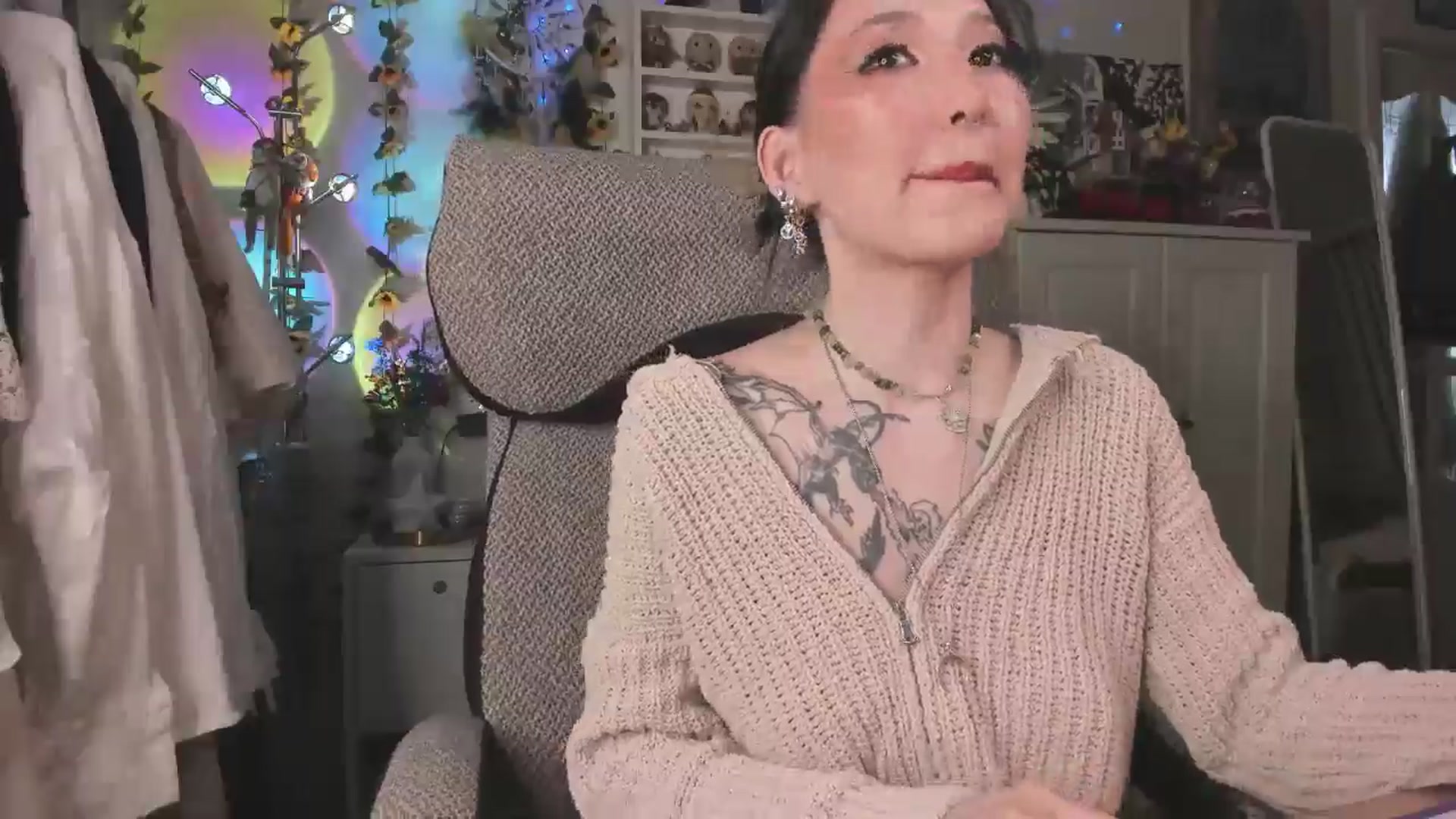 Gallery image thumbnail from KellyAsian's myfreecams stream on, 03/18/2025, 09:01 image 11 of 20