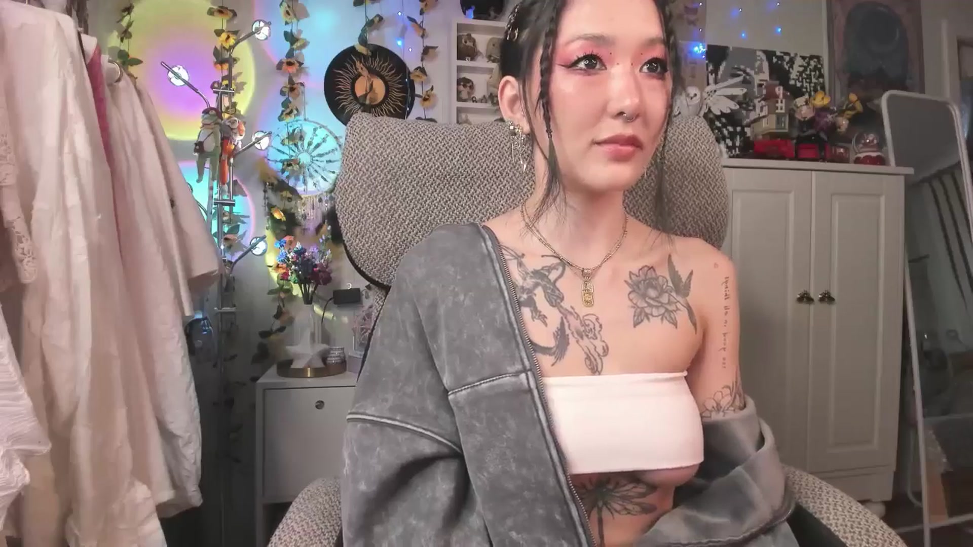 Gallery image thumbnail from KellyAsian's myfreecams stream on, 03/21/2025, 08:48 image 16 of 20