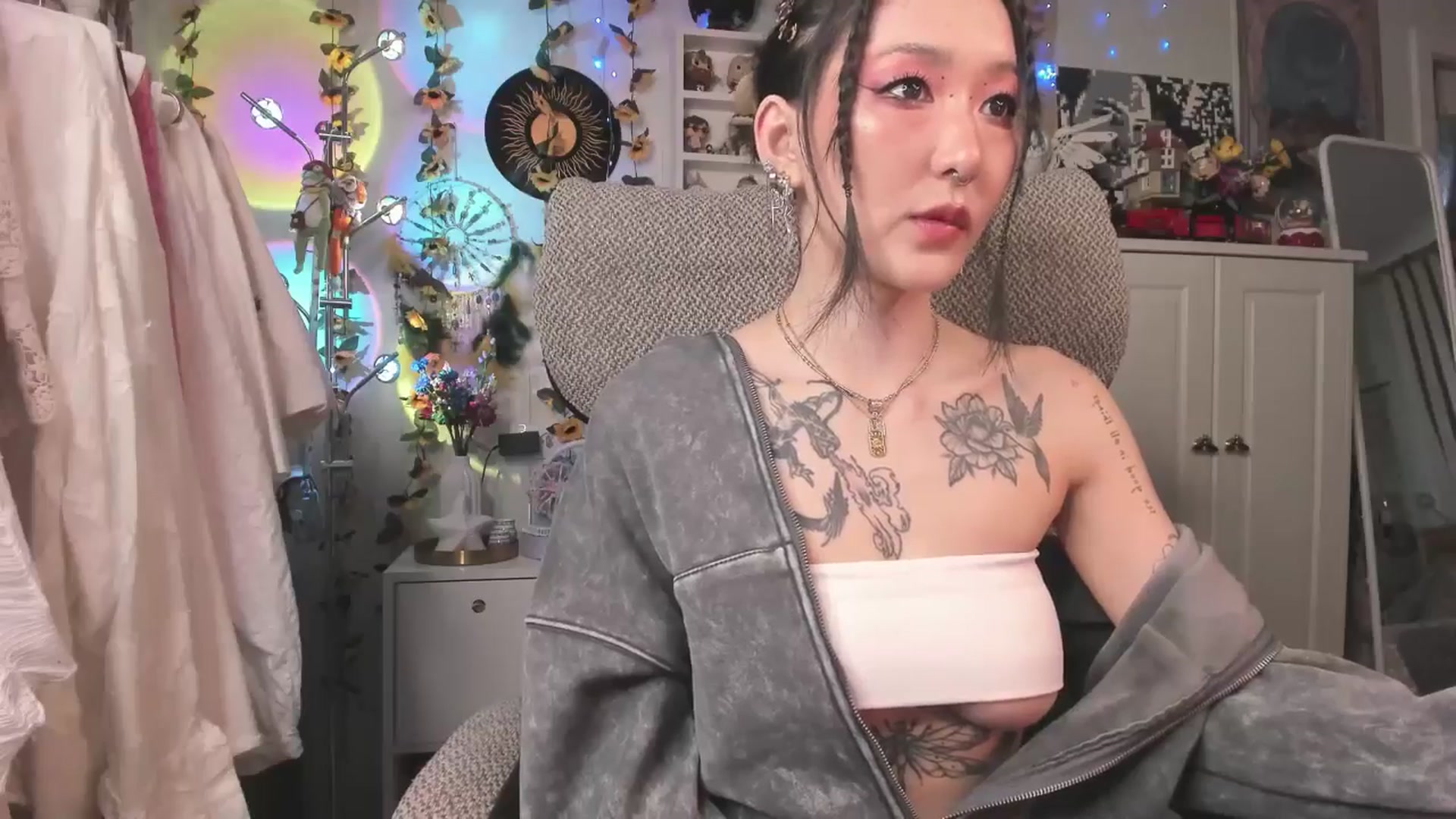 Gallery image thumbnail from KellyAsian's myfreecams stream on, 03/21/2025, 08:48 image 15 of 20