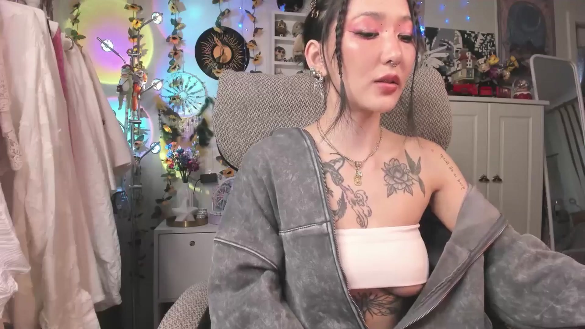 Gallery image thumbnail from KellyAsian's myfreecams stream on, 03/21/2025, 08:48 image 9 of 20