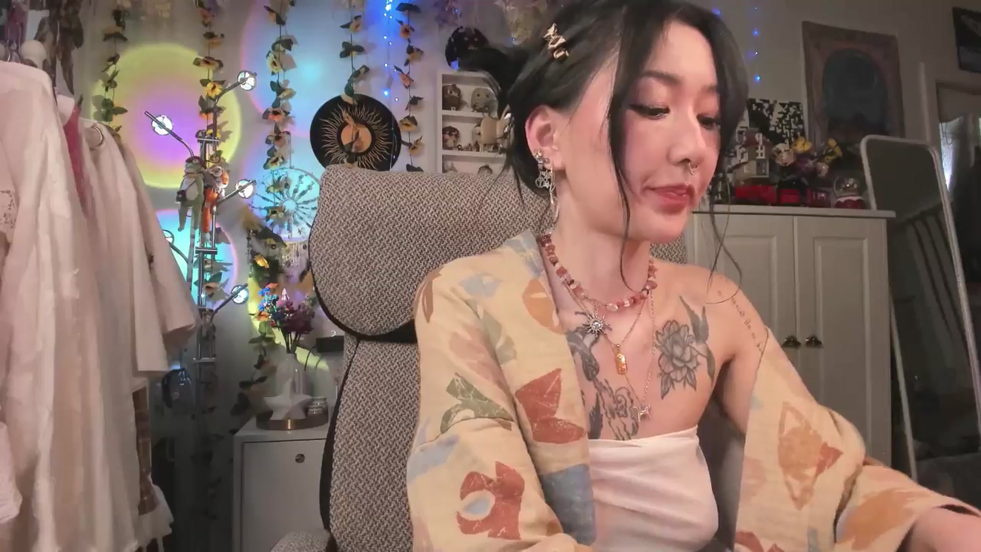 Gallery image thumbnail from KellyAsian's myfreecams stream on, 03/24/2025, 09:12 image 12 of 20