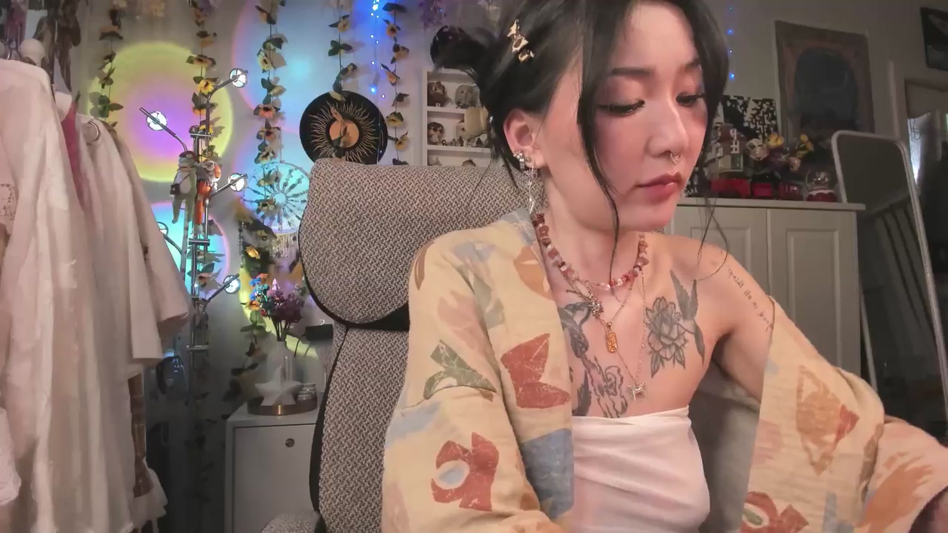 Gallery image thumbnail from KellyAsian's myfreecams stream on, 03/24/2025, 09:12 image 10 of 20