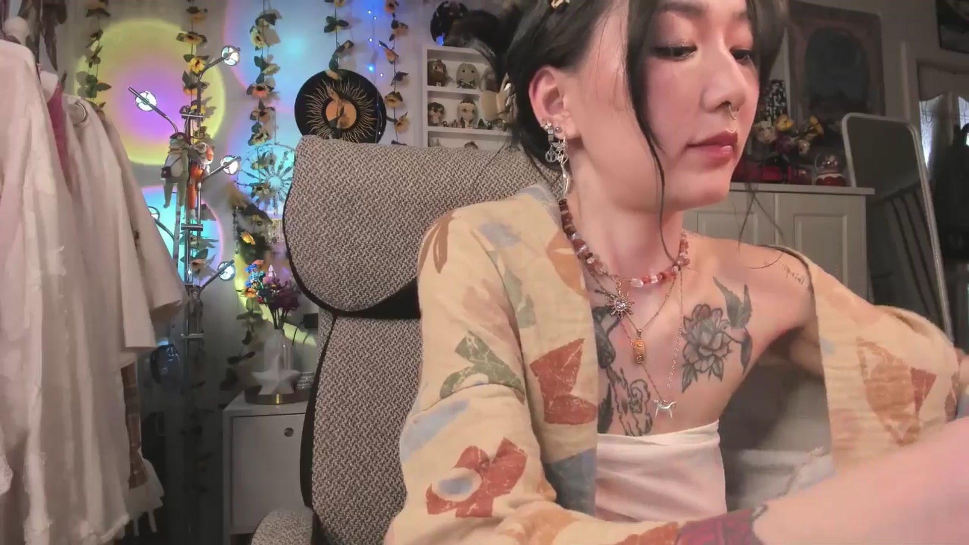 Gallery image thumbnail from KellyAsian's myfreecams stream on, 03/24/2025, 09:12 image 2 of 20