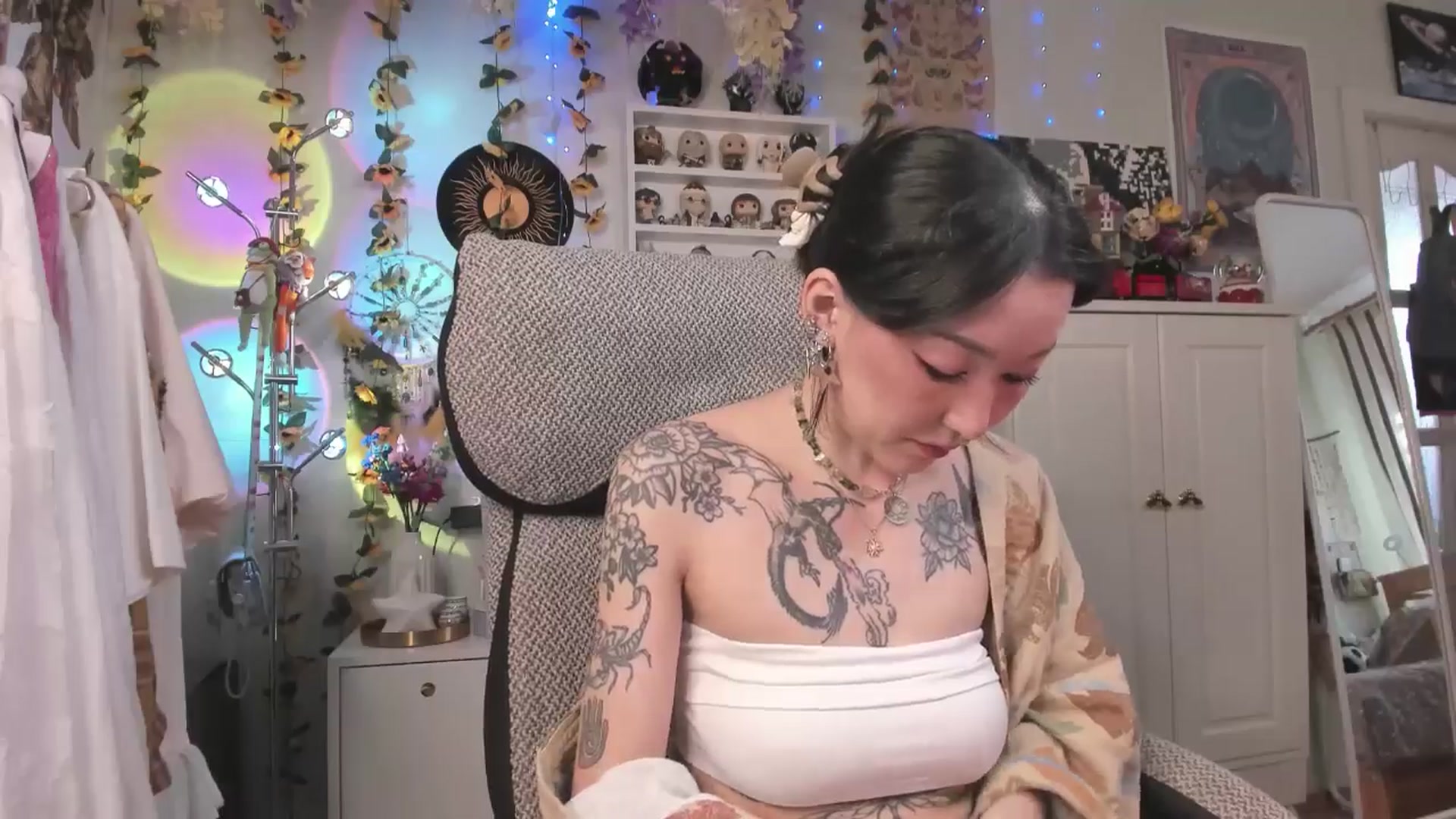 Gallery image thumbnail from KellyAsian's myfreecams stream on, 03/25/2025, 08:40 image 13 of 20