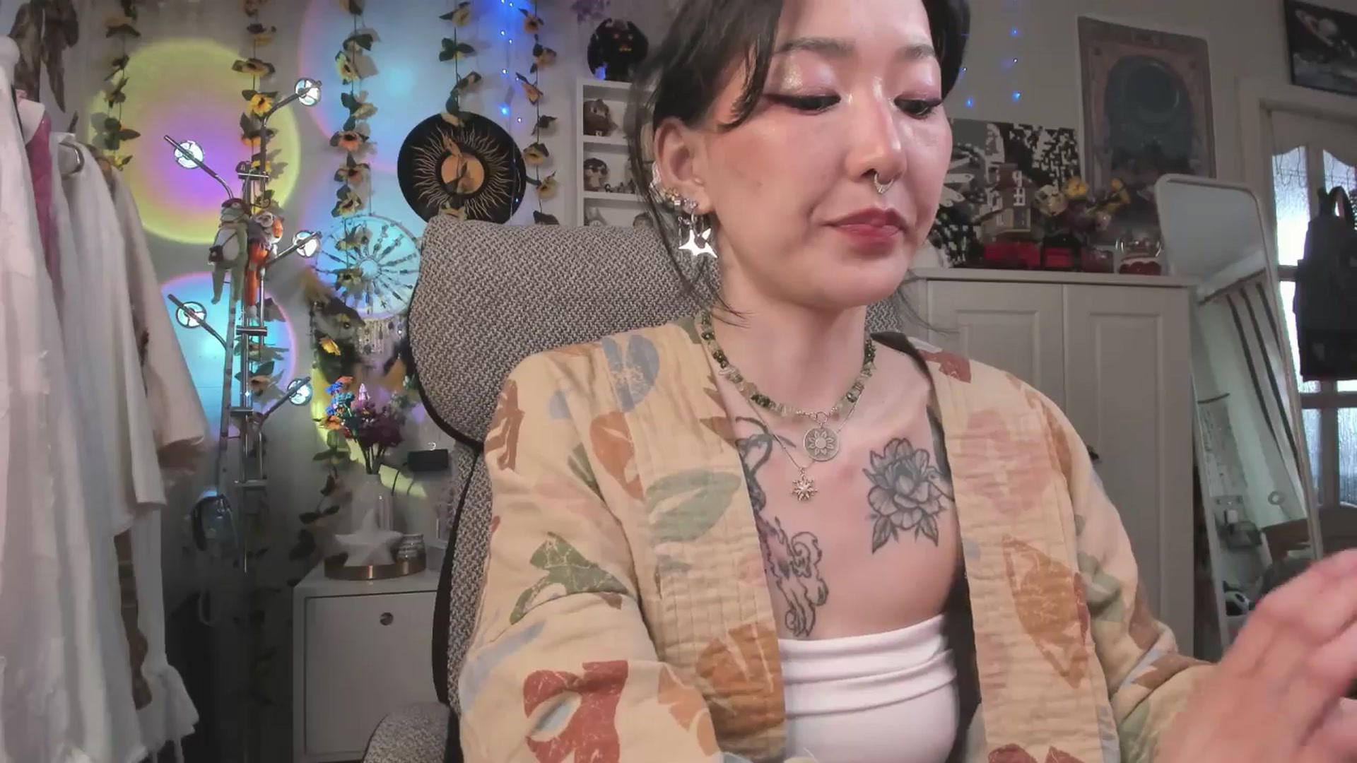 Gallery image thumbnail from KellyAsian's myfreecams stream on, 03/25/2025, 08:40 image 15 of 20