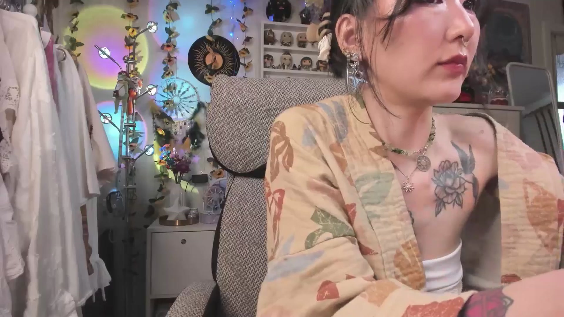 Gallery image thumbnail from KellyAsian's myfreecams stream on, 03/25/2025, 08:40 image 7 of 20