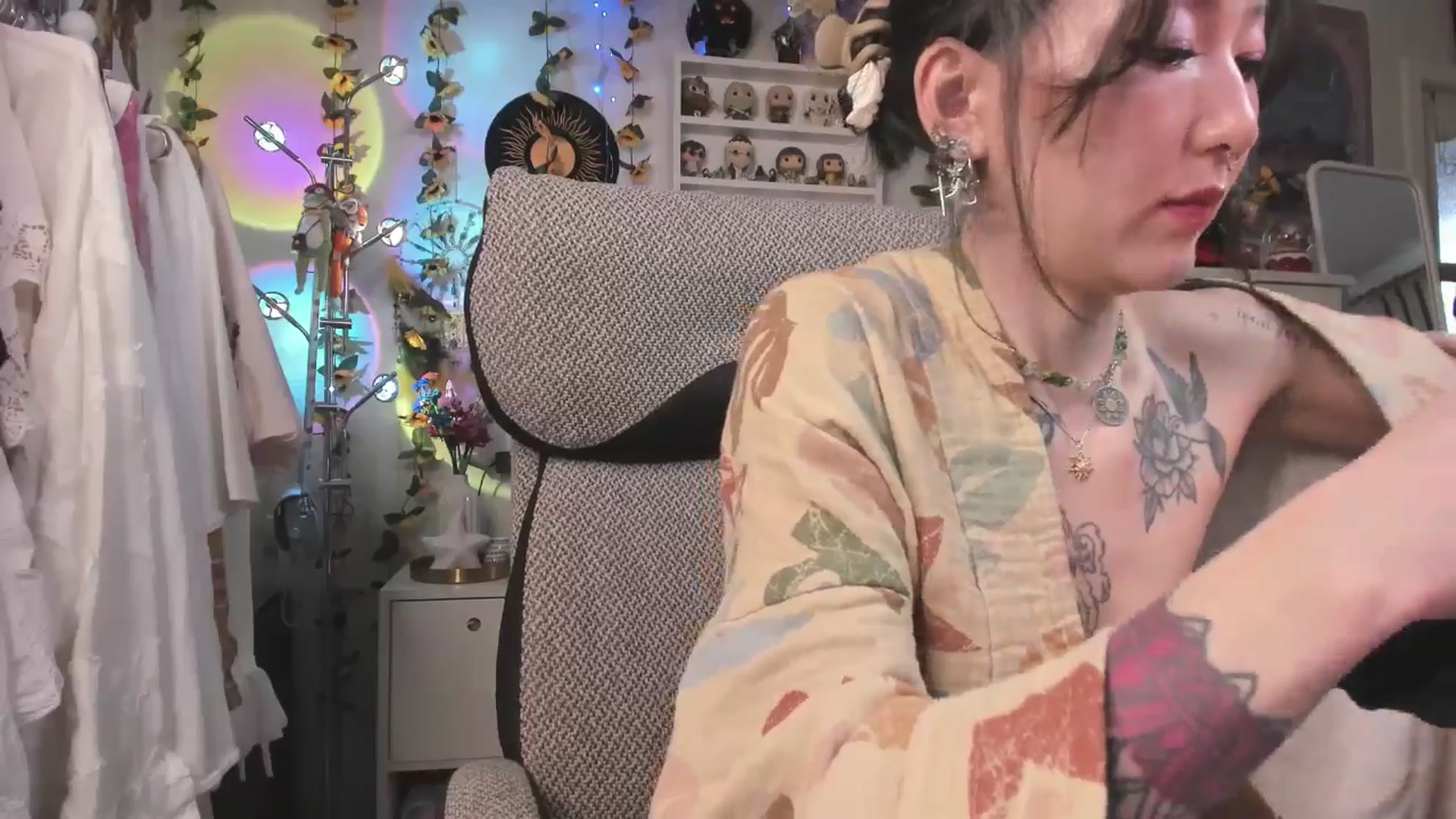 Gallery image thumbnail from KellyAsian's myfreecams stream on, 03/25/2025, 08:40 image 8 of 20