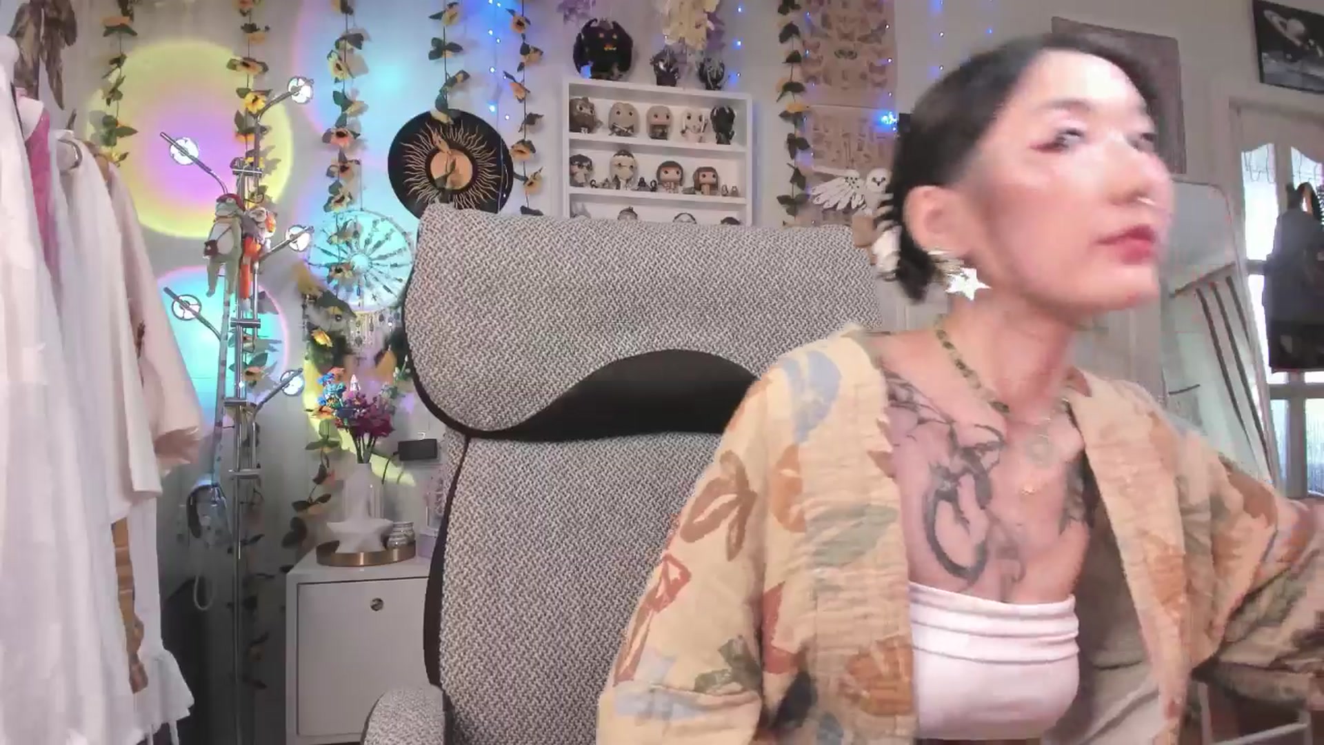 Gallery image thumbnail from KellyAsian's myfreecams stream on, 03/25/2025, 08:40 image 16 of 20
