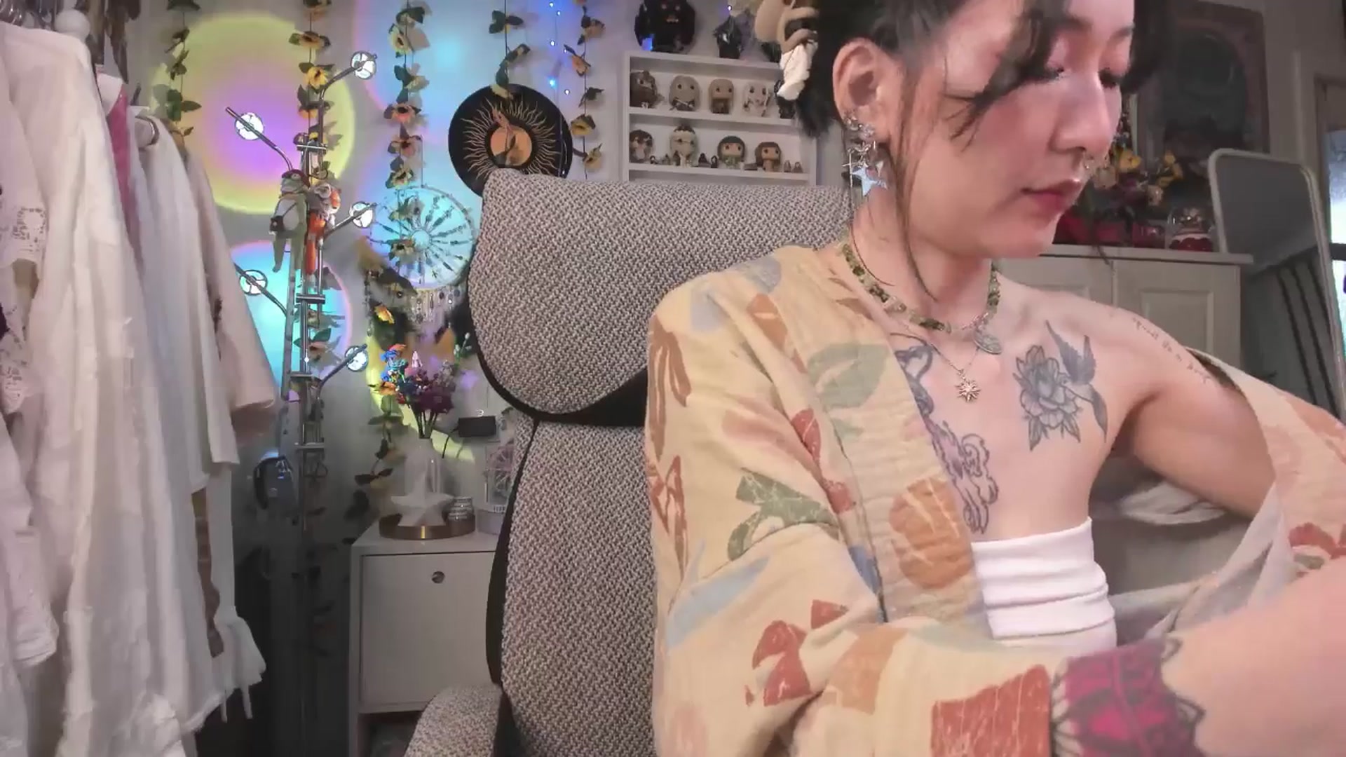 Gallery image thumbnail from KellyAsian's myfreecams stream on, 03/25/2025, 08:40 image 6 of 20